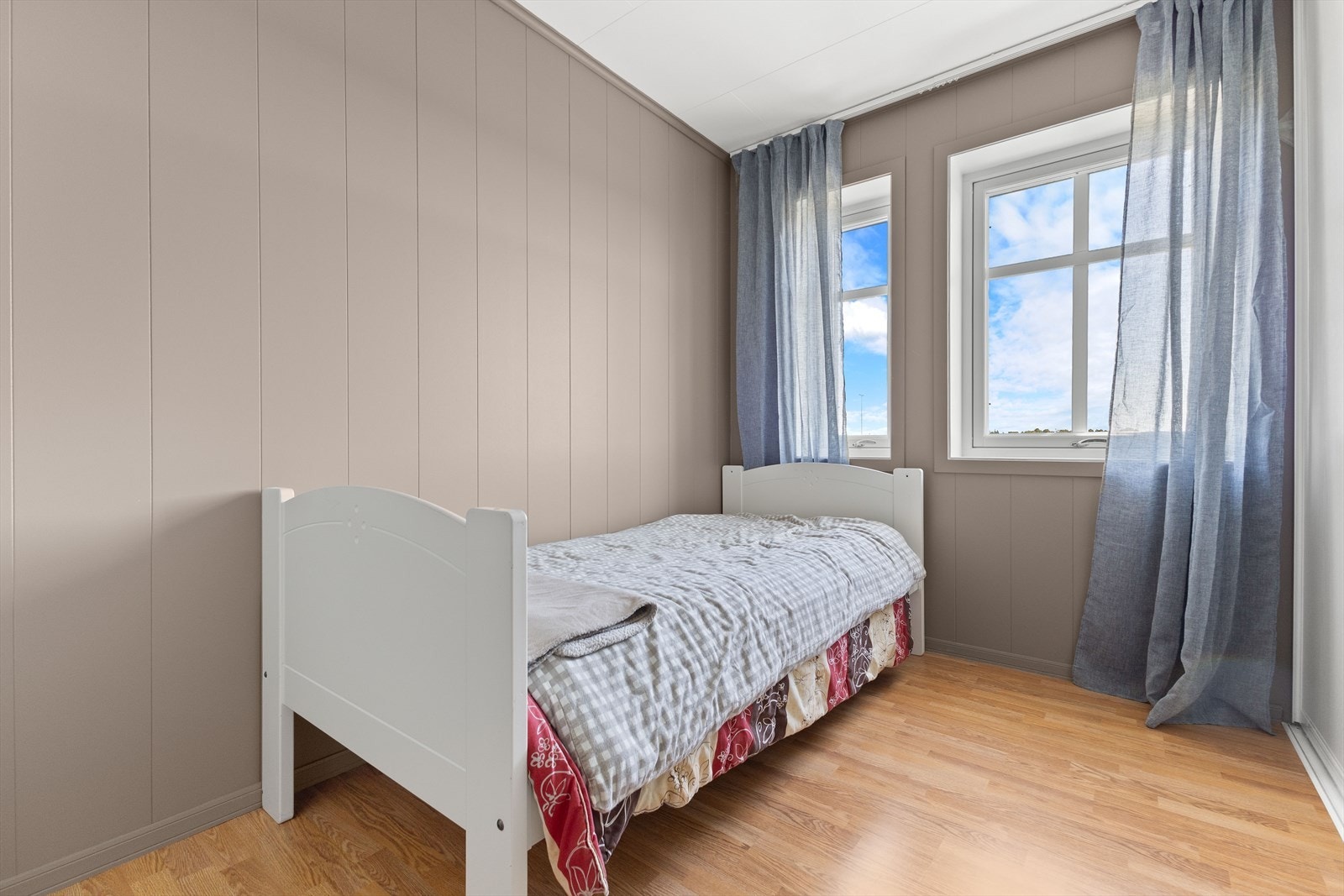 Det andre soverommet har en fleksibel utforming og egner seg godt som barnerom, gjesterom eller hjemmekontor - alt etter behov Galleribilde