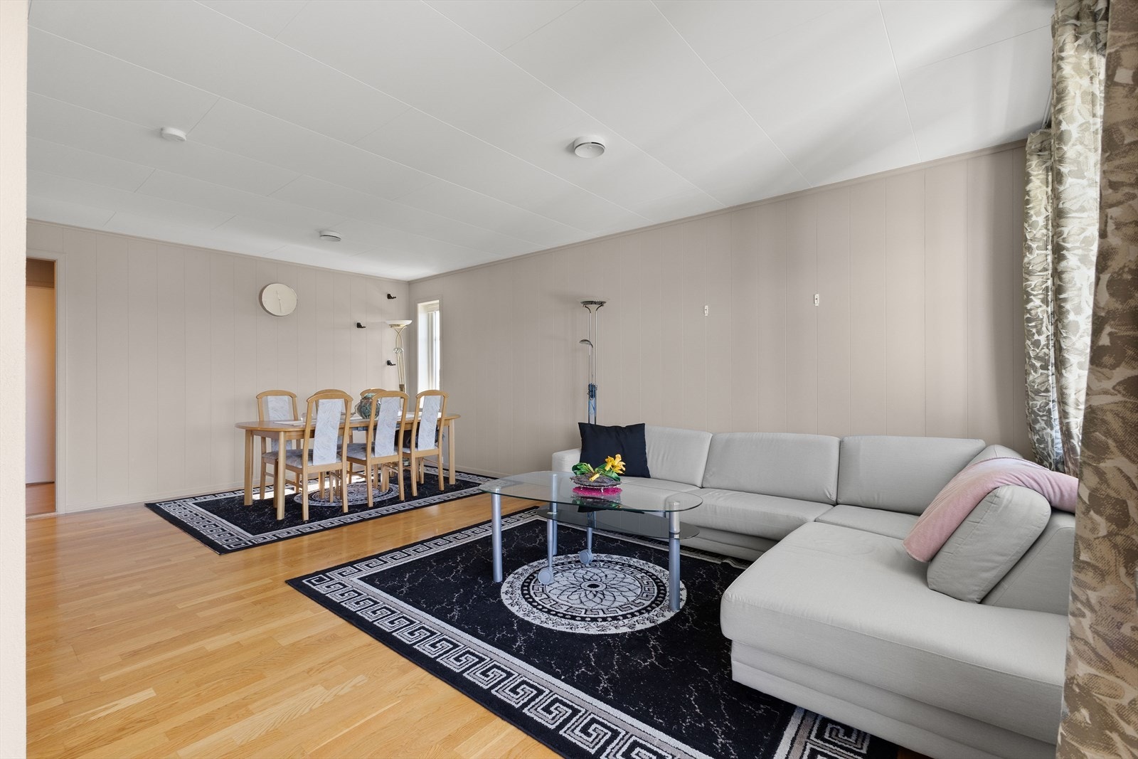 Ett allrom som passer vell så bra til hverdags som til sosiale sammenkomster Galleribilde