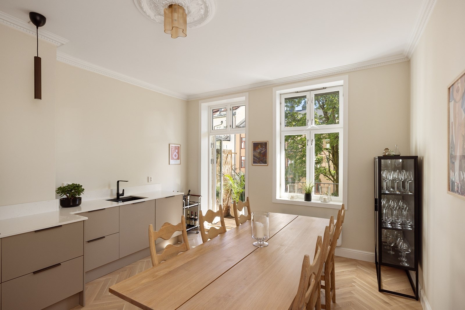 Her er det god plass til langstrakt spisebord. Galleribilde