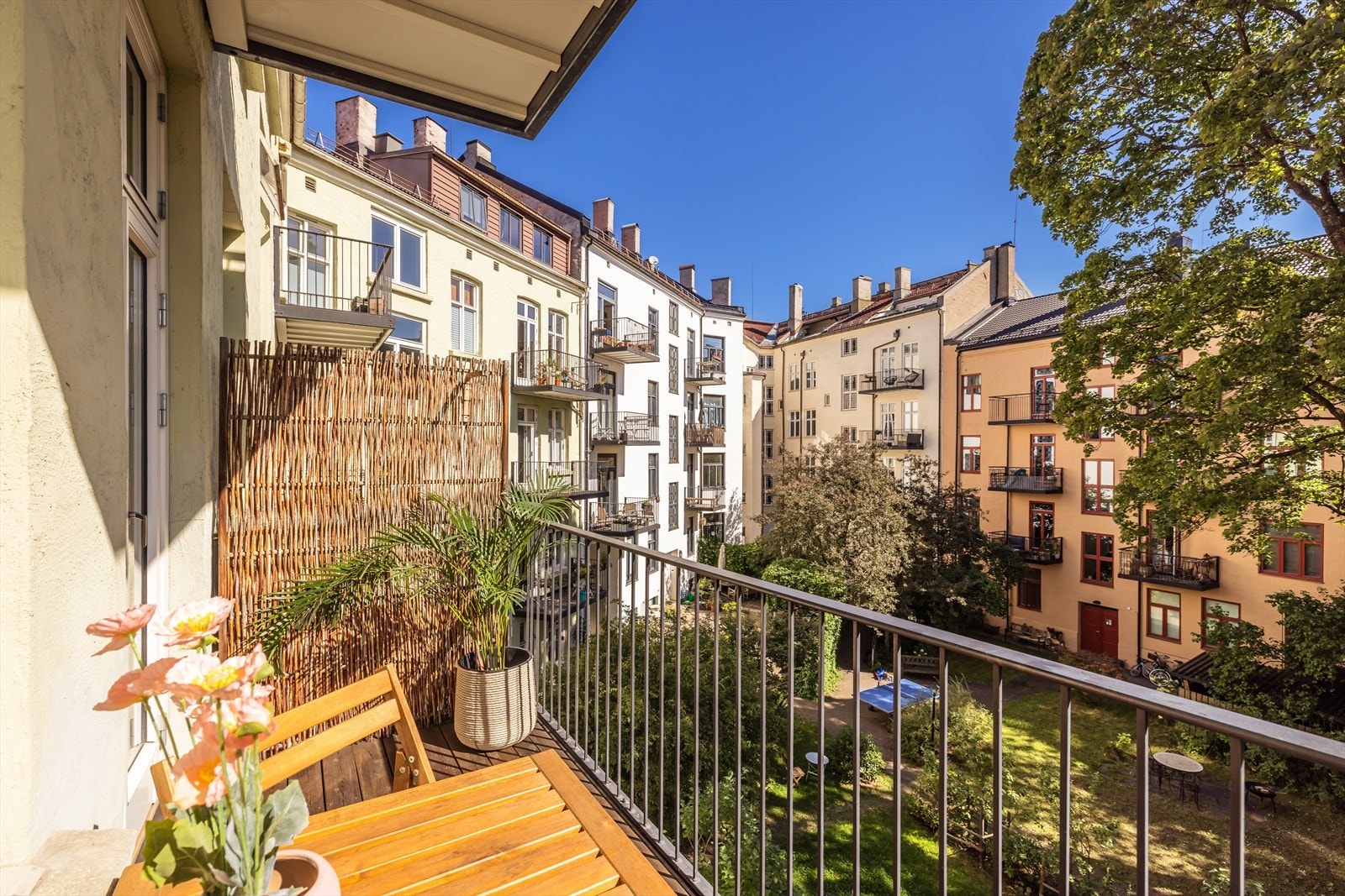 Her er det god plass til utemøblement og grill. Galleribilde