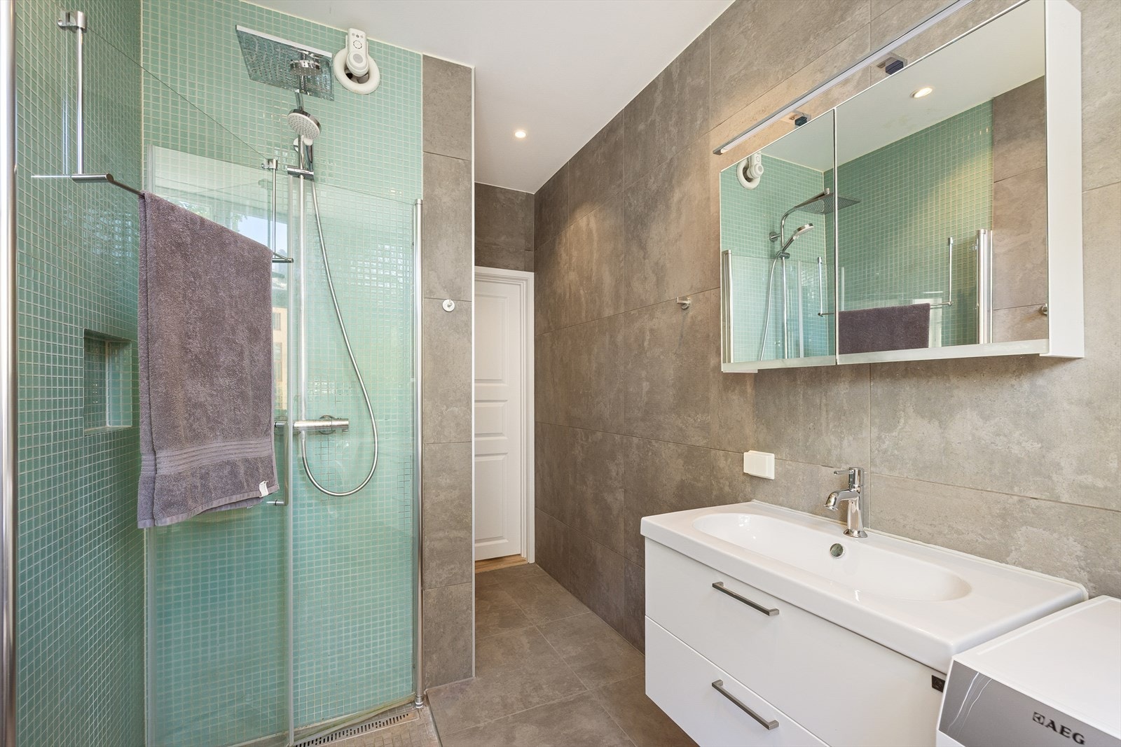 Opplegg for vaskemaskin og tørketrommel. Det er elektrisk styrt vifte. Galleribilde