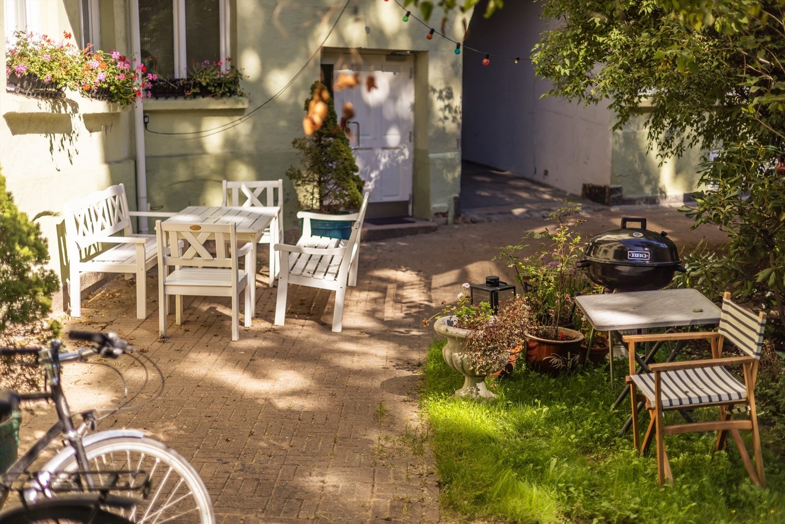 Hyggelig bakgård. Galleribilde