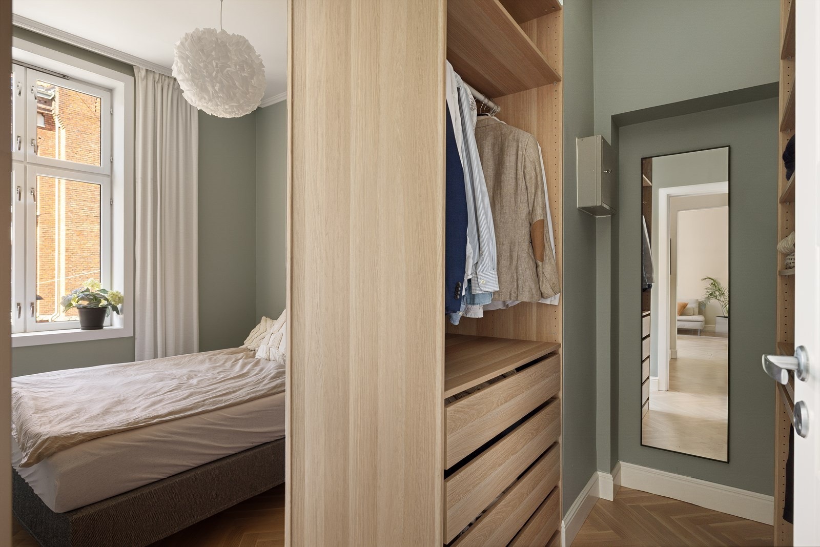 Masse oppbevaringsplass i garderobeløsning. Galleribilde