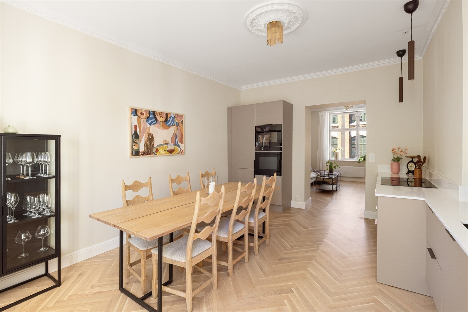 Det er integrert kjøl/fryseskap, oppvaskmaskin, komfyr, platetopp og vinskap. Det er også montert vannstoppsystem og komfyrvakt. Galleribilde