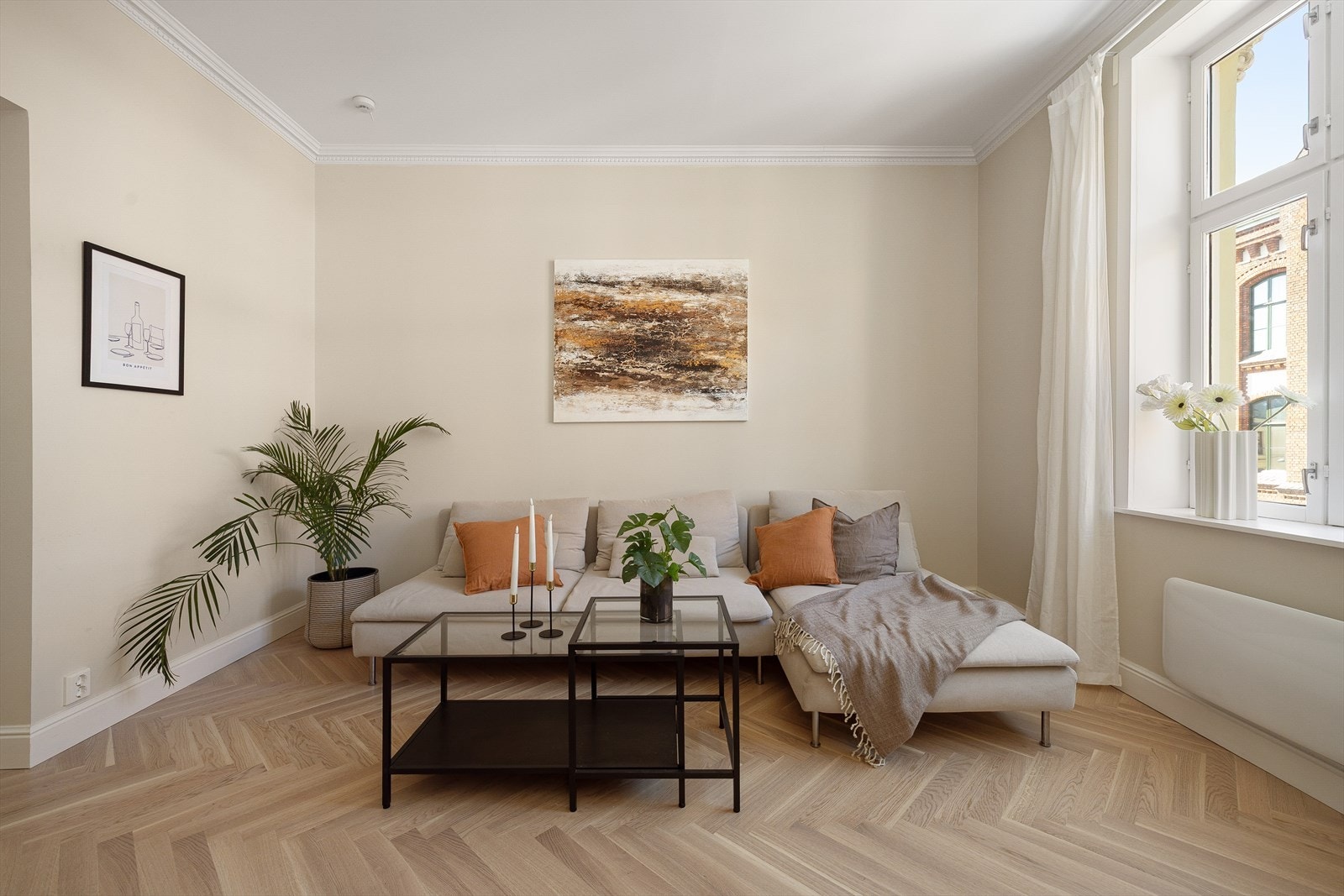 Lys og hyggelig stue med generøs takhøyde på 2,85 meter, store vindusflater som gir rikelig med luft og lys. Galleribilde