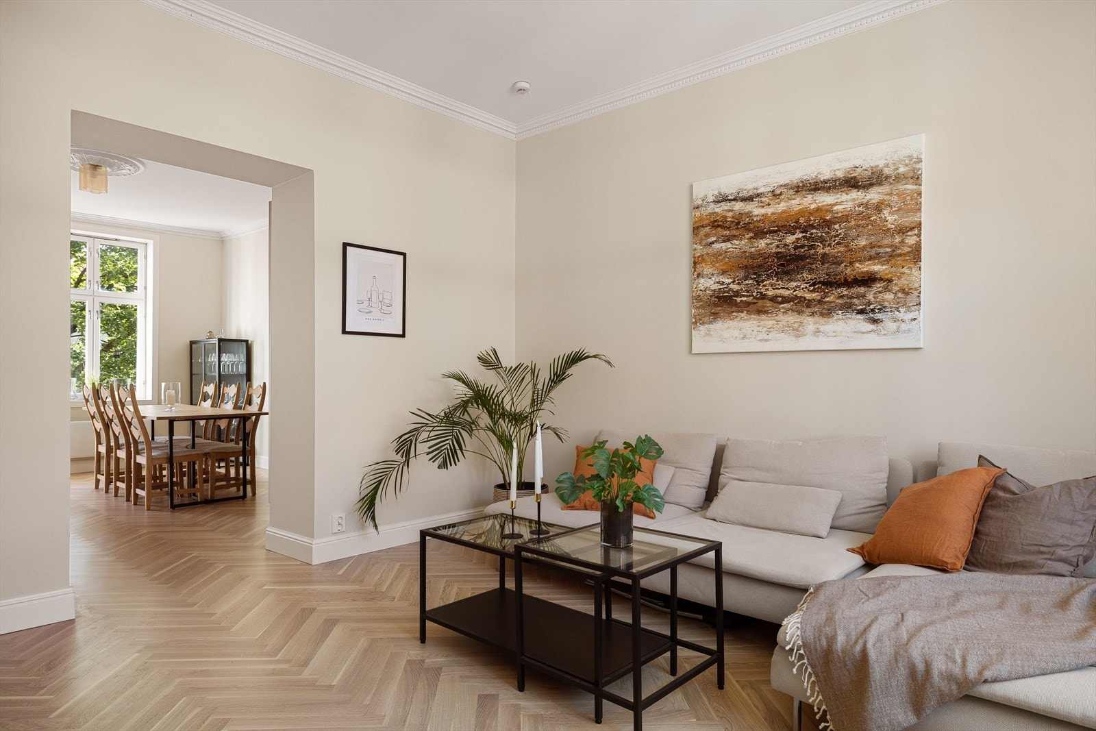 Leiligheten er malt i delikate og tidsriktige farger. Galleribilde