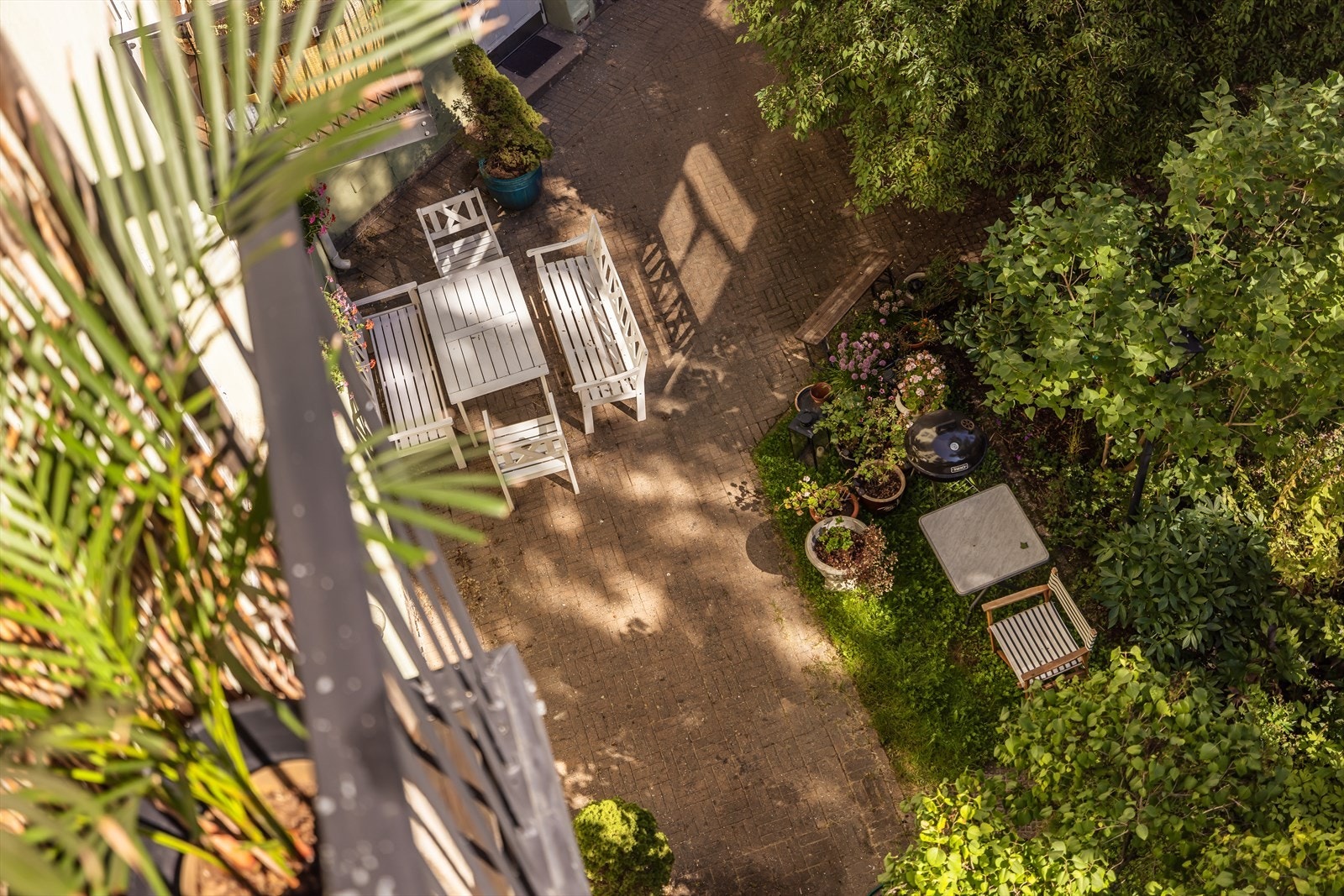 Balkongen vender mot rolig bakgård. Galleribilde