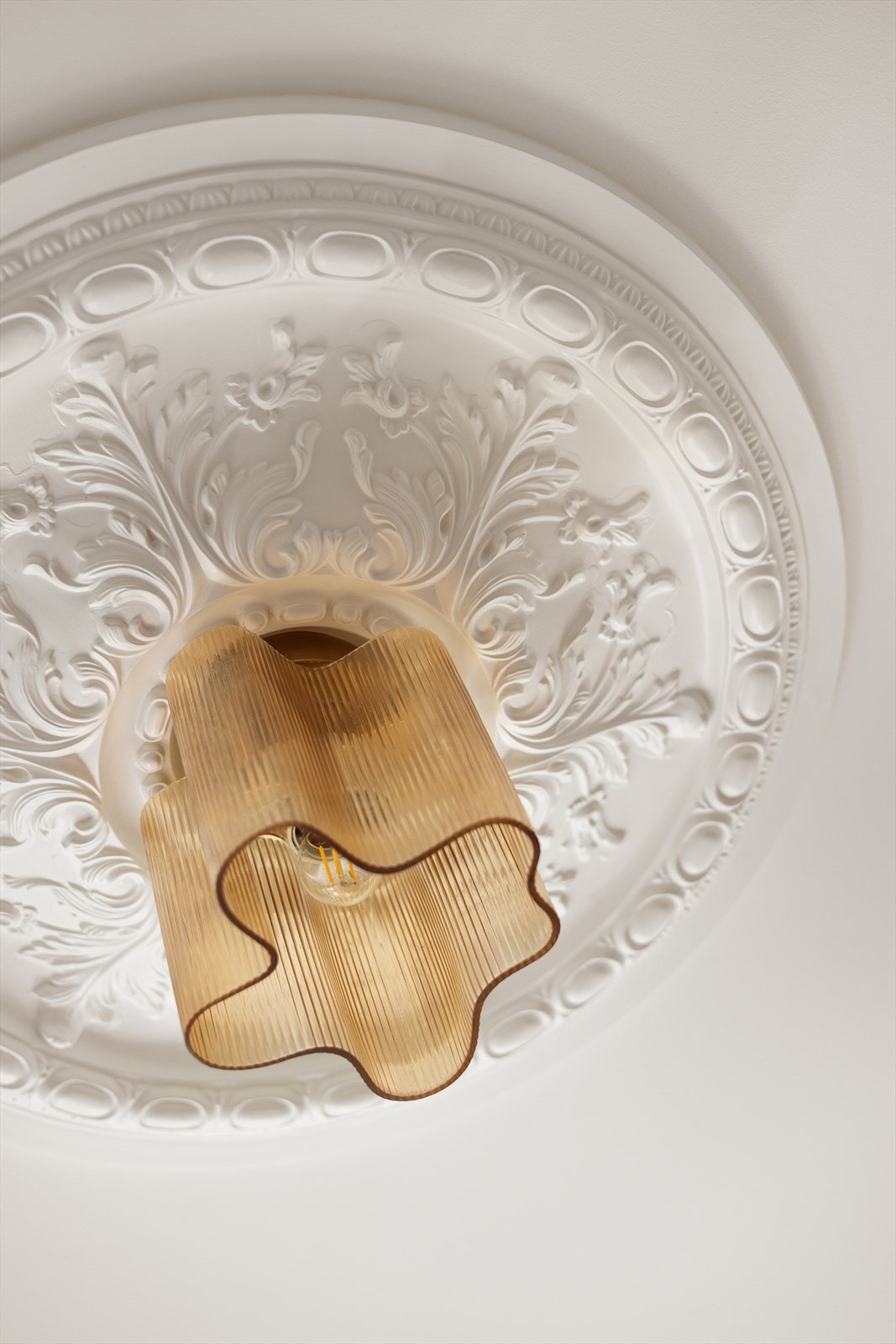 Ny rosett og stukkatur i himling. Galleribilde