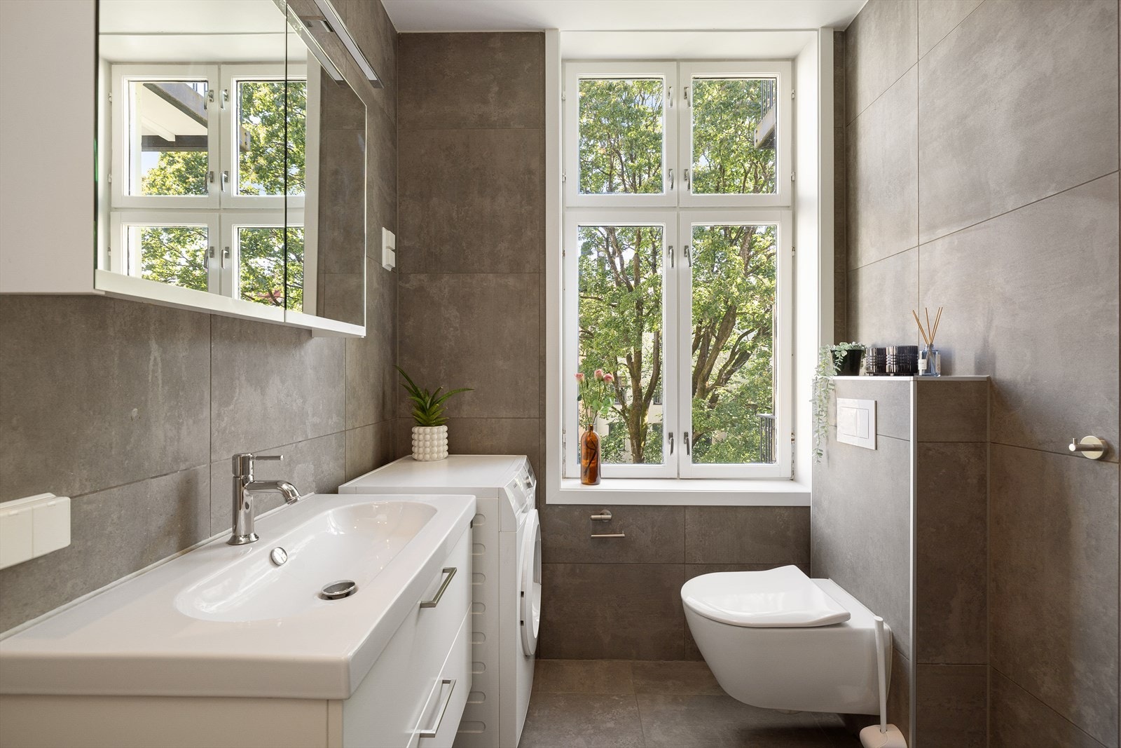 Flislagt baderom fra 2018 med varme i gulvet og downlights i himling. Galleribilde