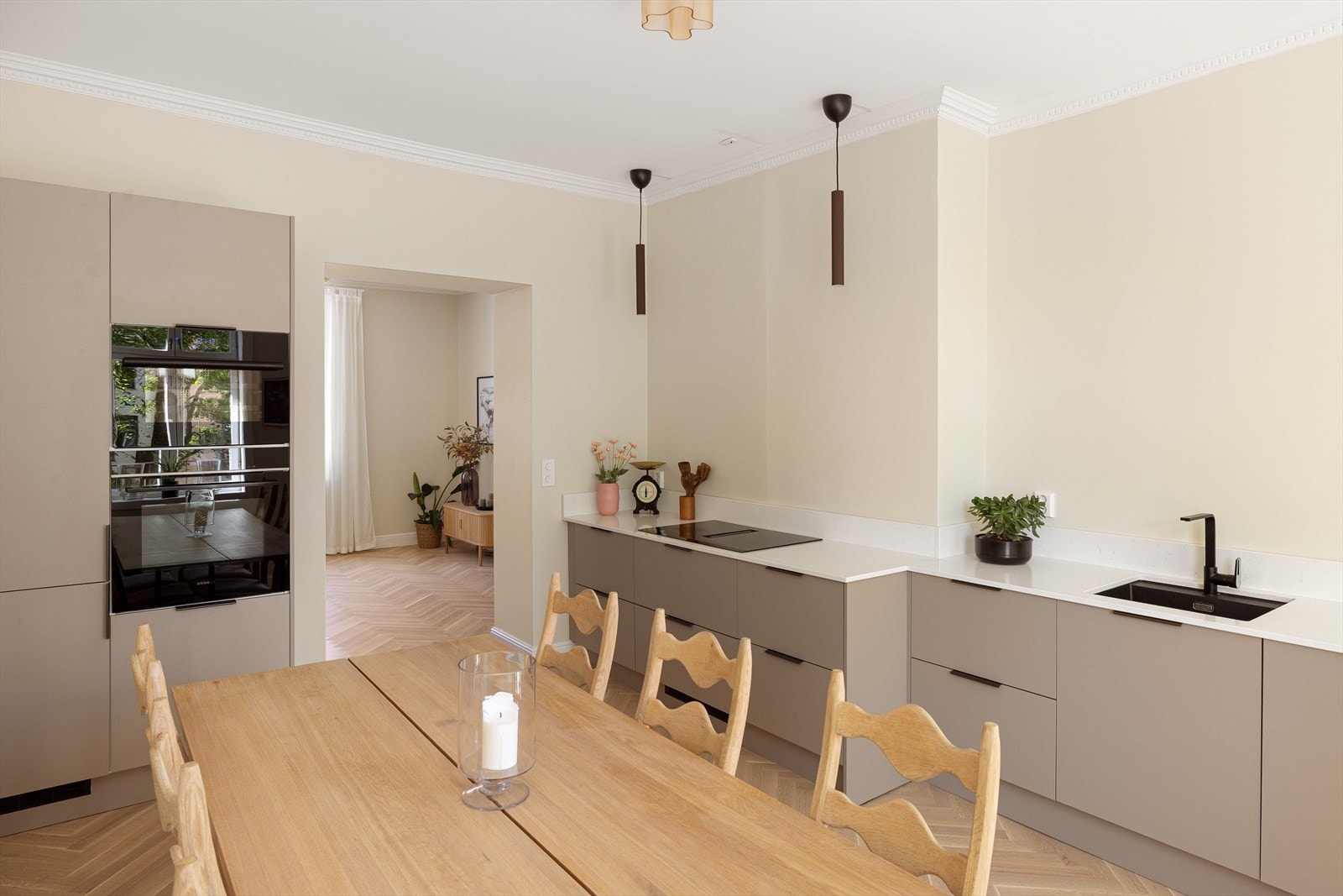 HTH-kjøkken fra 2024. Kjøkkenet har innredning med glatte fronter og benkeplate i kompositt fra Easystone. Galleribilde