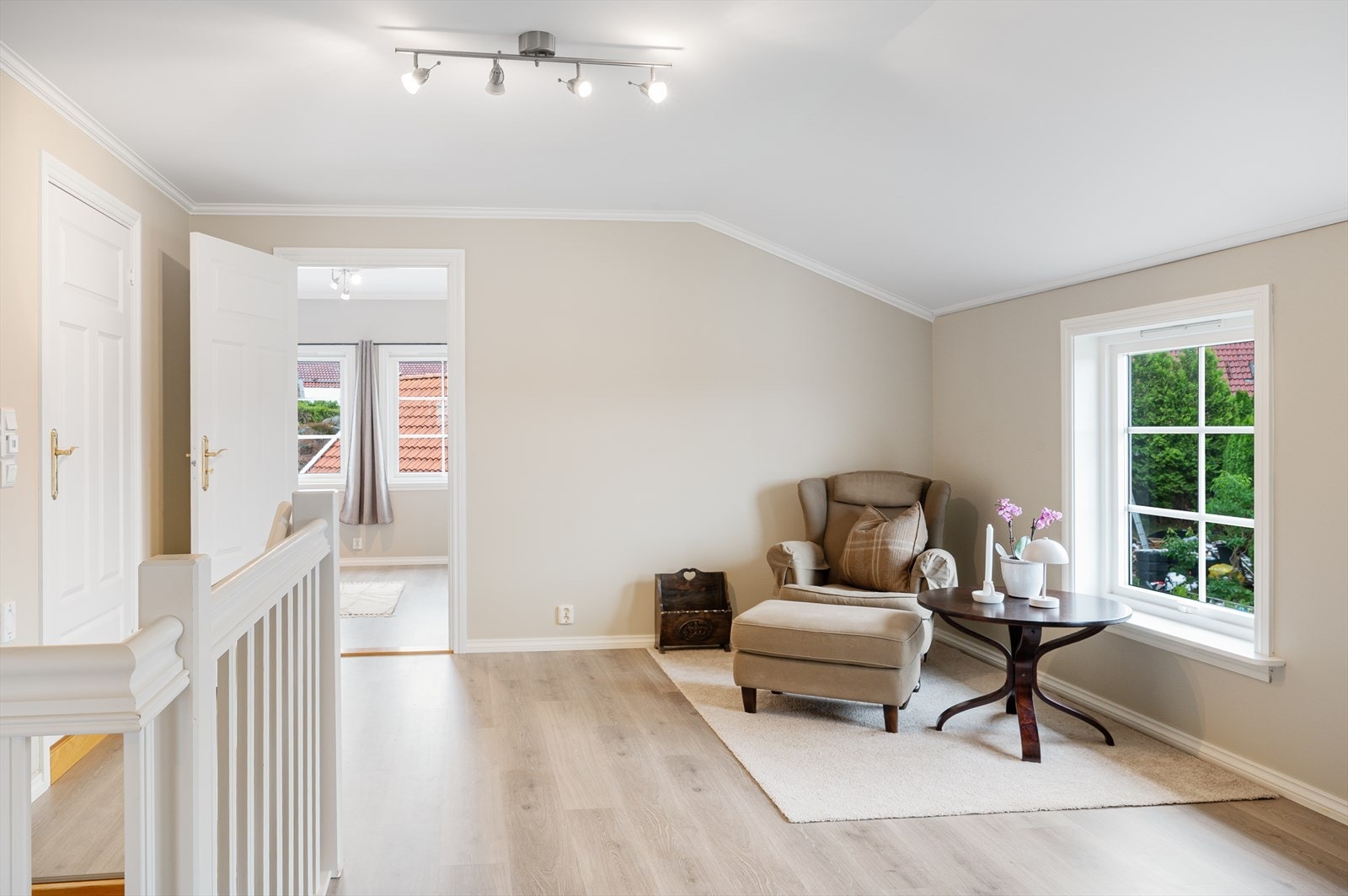 - Loftsetasjen inneholder loftstue, bad og 3 soverom - Galleribilde