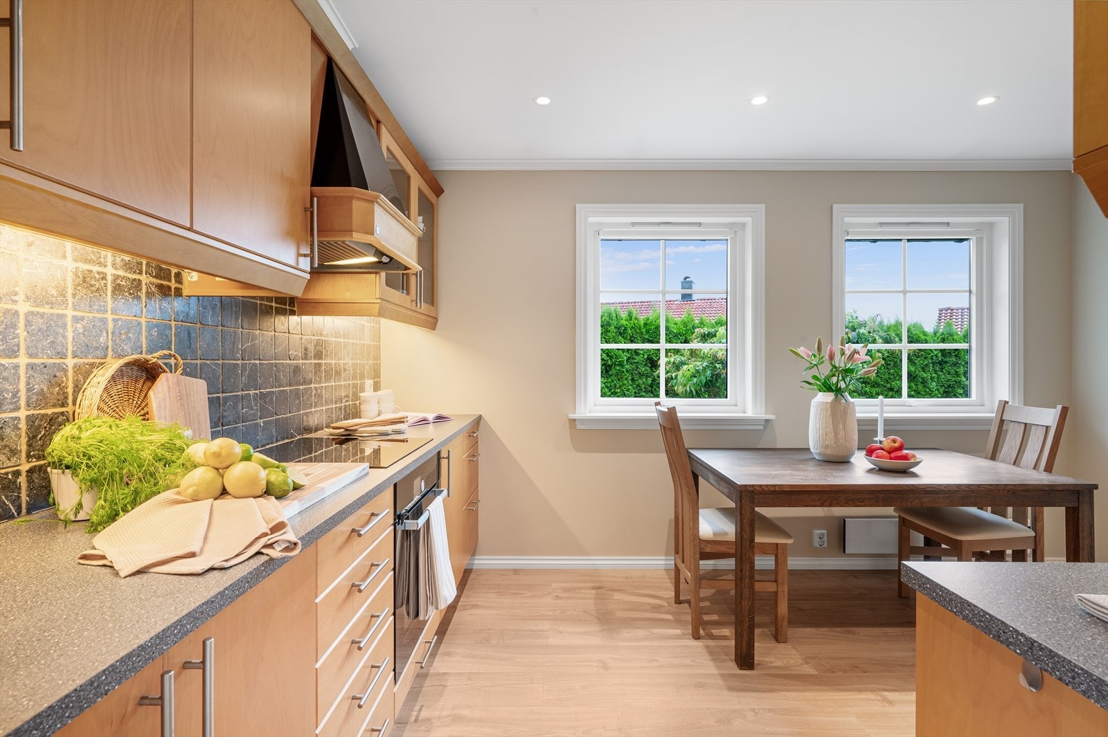 - Legg merke til spotlights i himling - Galleribilde