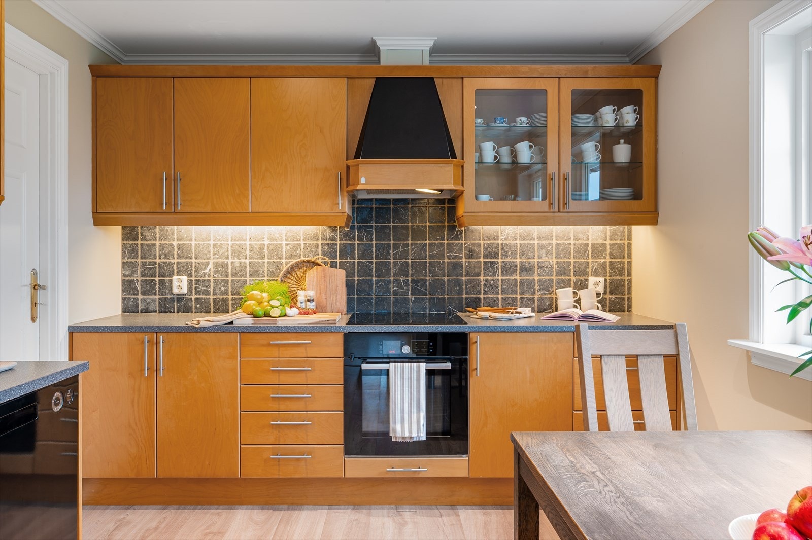 - Ny eier får gleden av integrert stekeovn m/induksjonstopp, kjøleskap og frys og oppvaskmaskin - Galleribilde