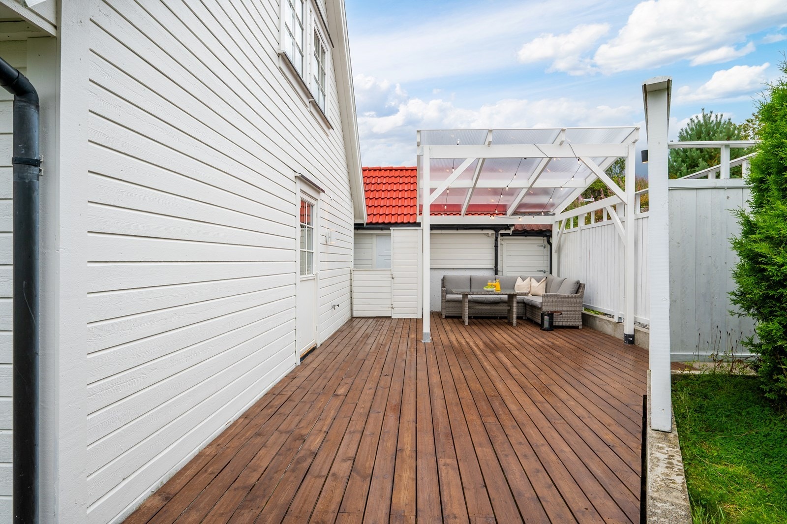 - Det at deler av terrassen er overbygget gjør bruksmulighetene betraktelig større - Galleribilde