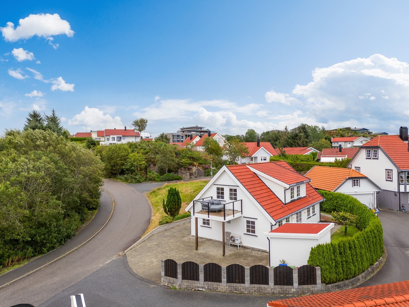 - Boligen ligger i et attraktivt, rolig og barnevennlig område - Galleribilde