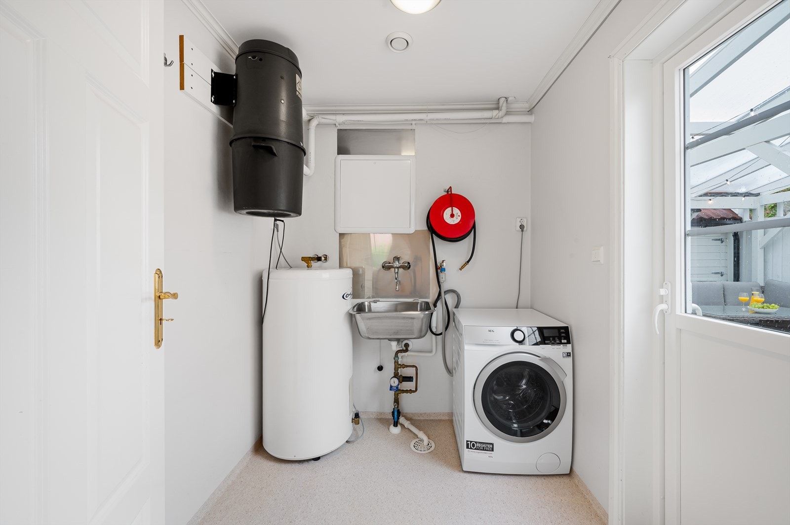 - Vaskerommet måler 4,2 m² og er innredet med utslagsvask, opplegg for vaskemaskin, brannslange, varmtvannstank, el.sikringsskap, rør i rør skap og sentralstøvsuger. - Galleribilde