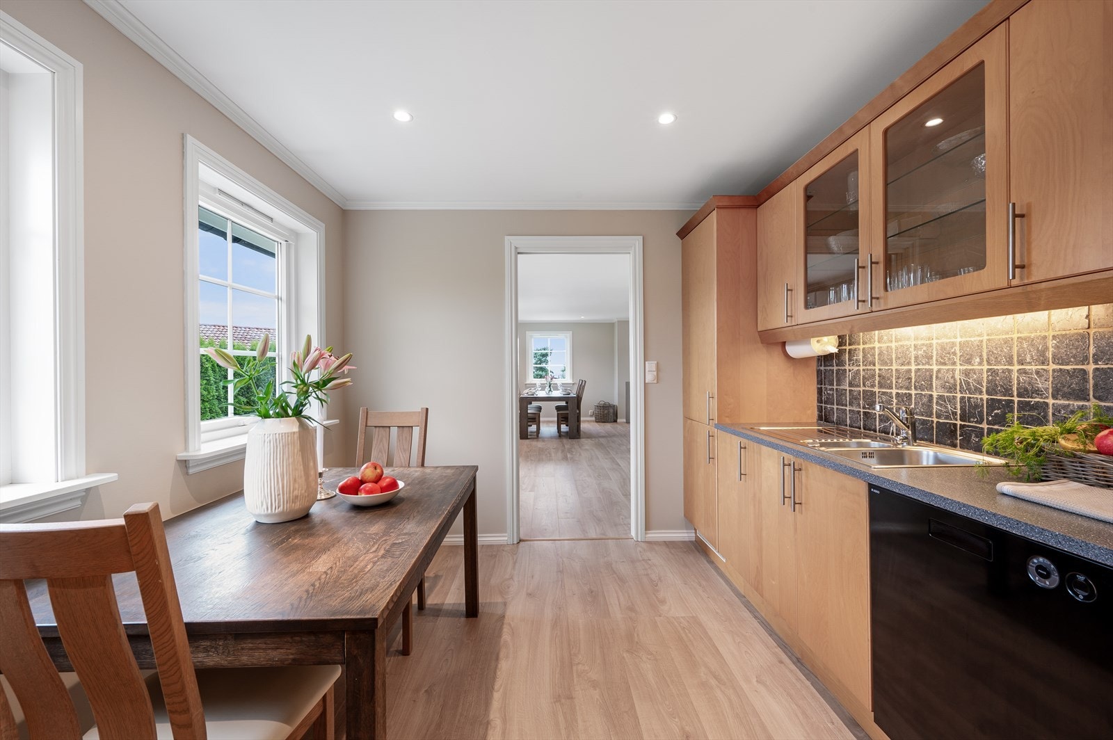 - Kjøkkenet måler 11,9 m², her har man også plass til et lite spisebord om ønskelig - Galleribilde