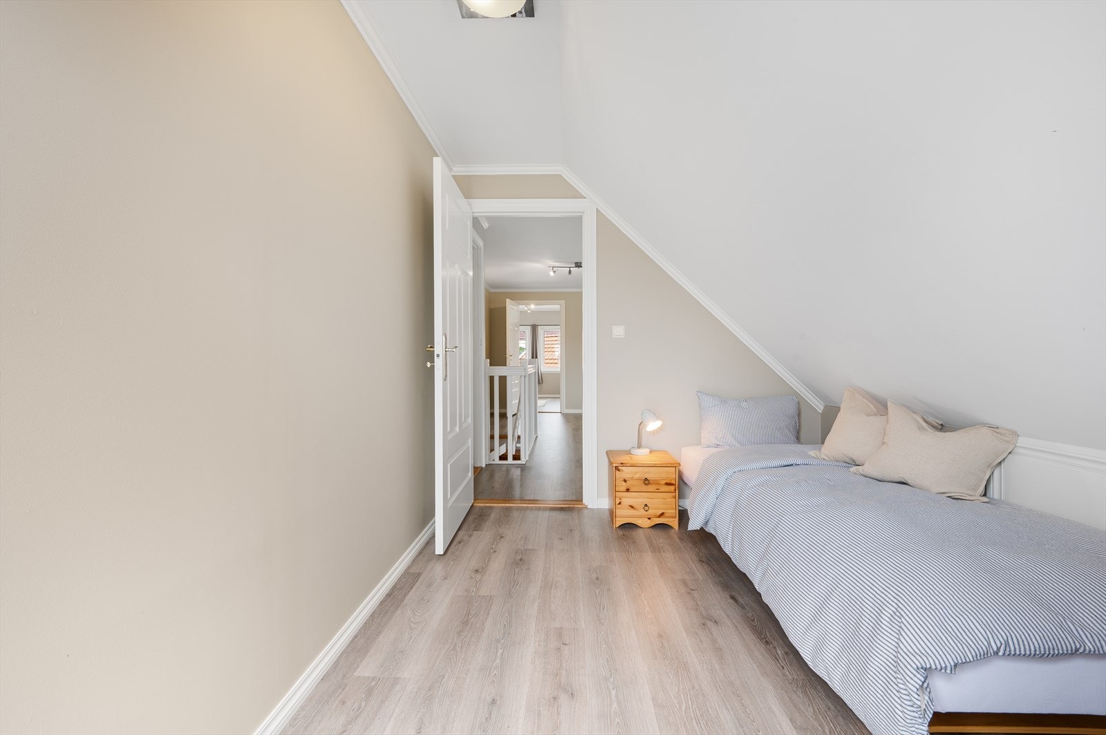 - Legg merke til at alle soverom samt stuen i loftsetasjen er malt i samme behagelige beigefarge, som sørger for en rød tråd gjennom boligen - Galleribilde