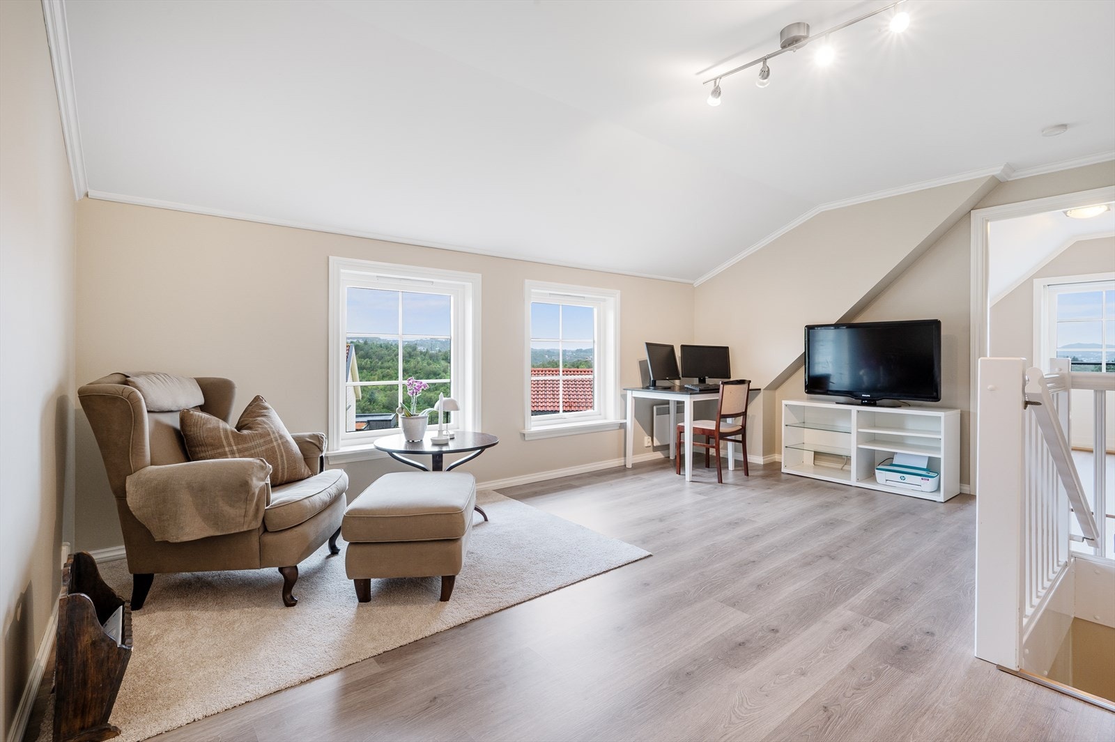 - Legg merke til vindusflatene som sørger for en luftig romfølelse - Galleribilde