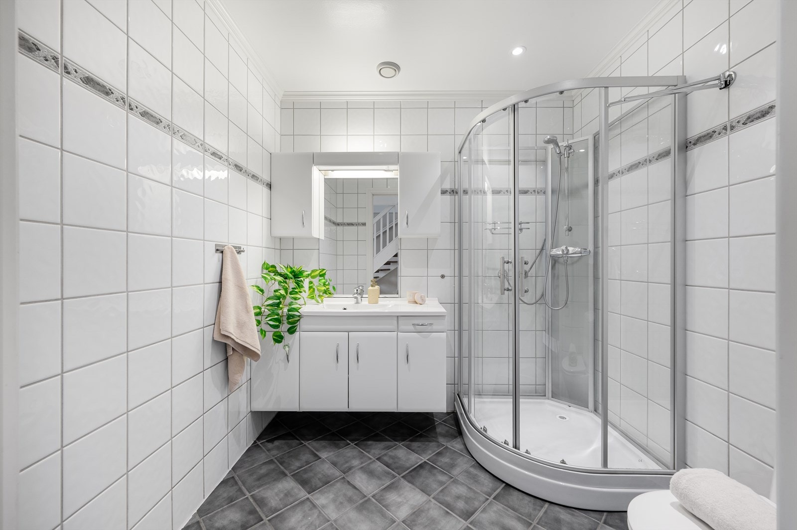 - Badet måler 4,5 m² og har behagelig varme i gulvet samt spotlights i himling - Galleribilde