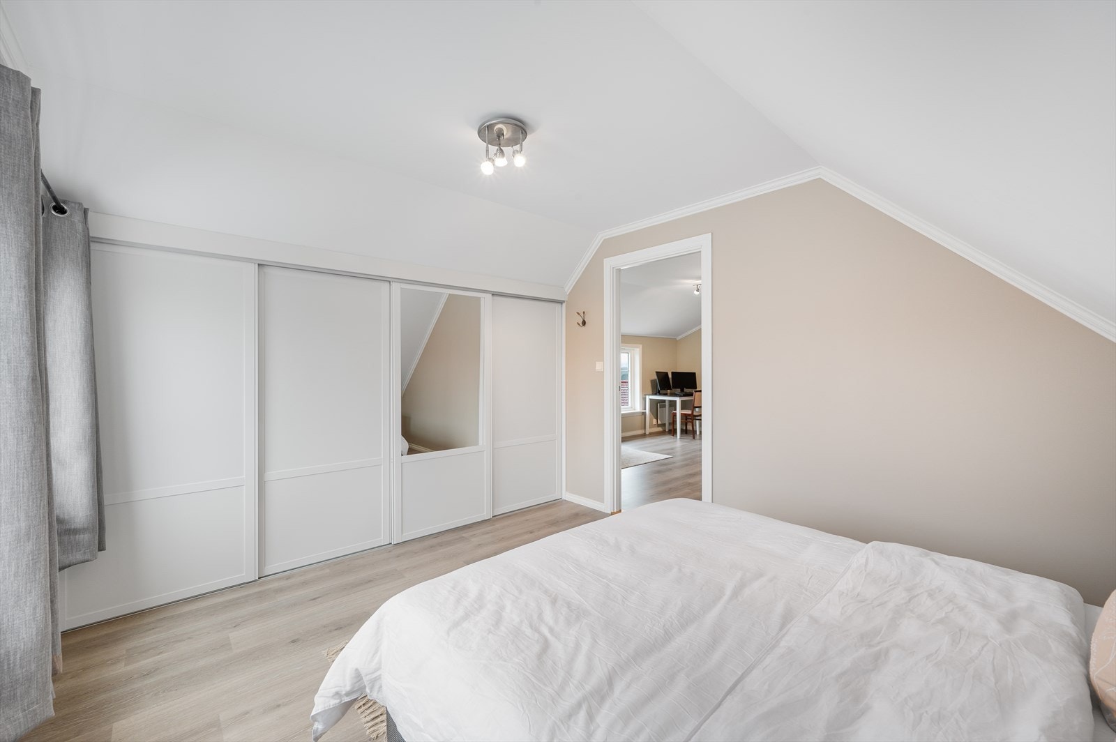 - Legg merke til praktisk, integrert skyvedørsgarderobe - Galleribilde