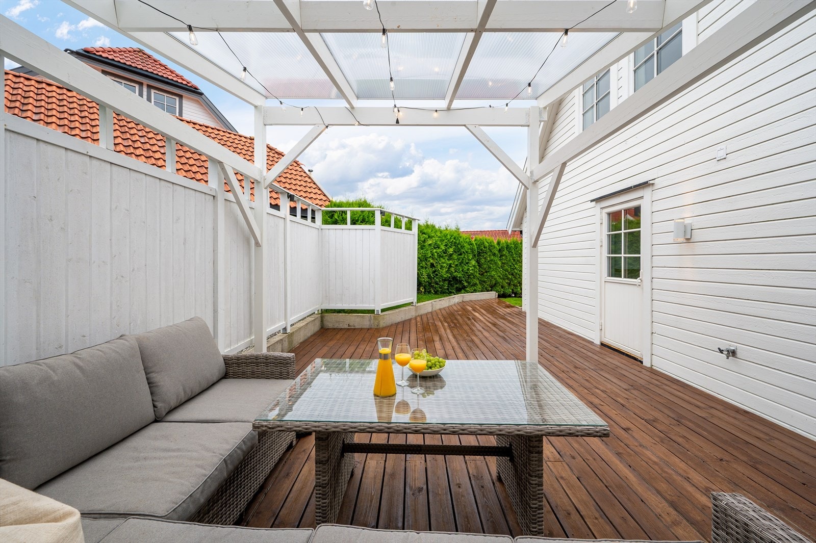 - Den østvendte terrassen strekker seg utover et areal på 39,7 m², med god plass til ønsket møblement - Galleribilde