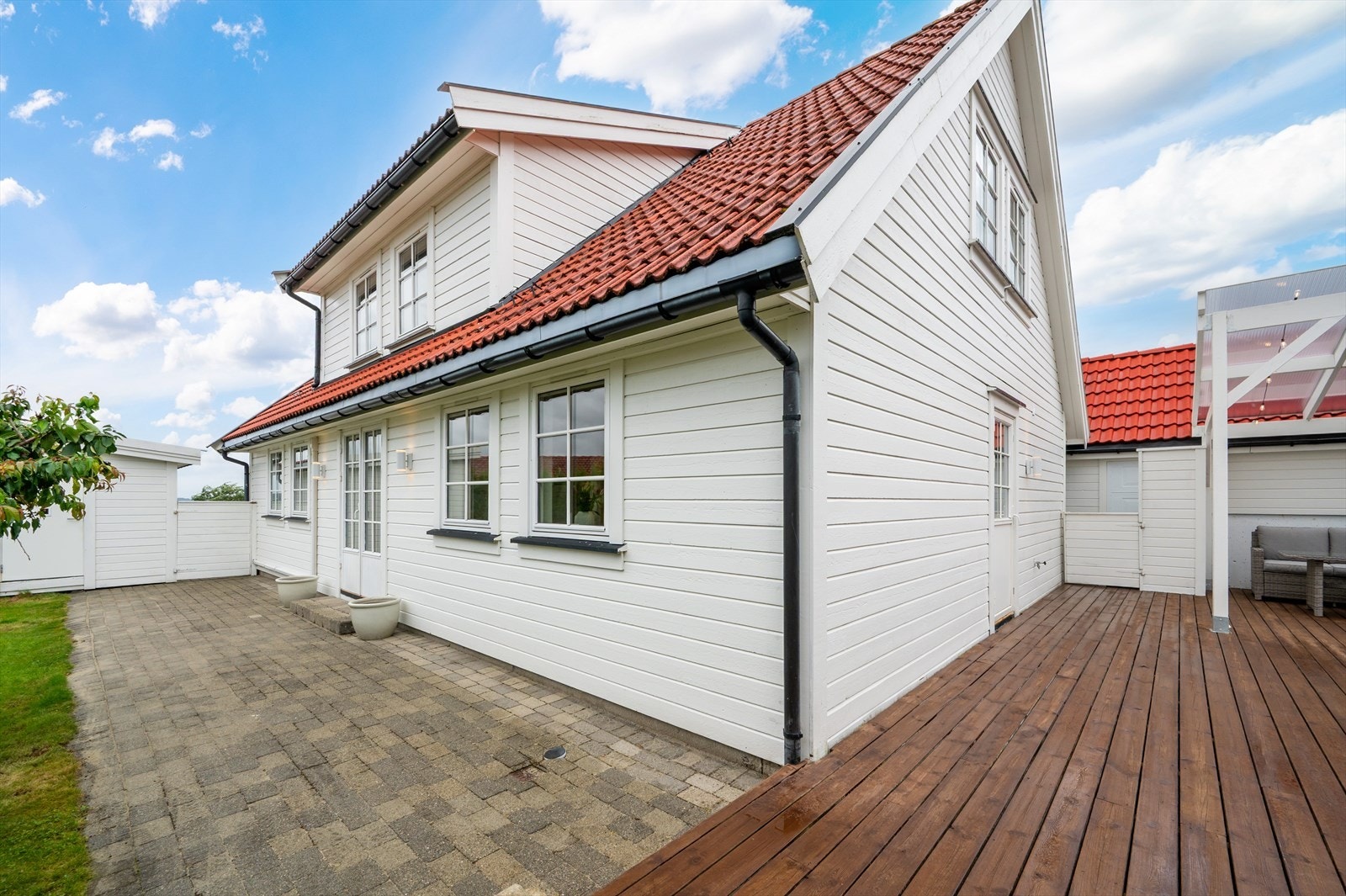 - Fra stuen har man utgang til sørvendt terrasse m/belegningsstein (28 m²) - Galleribilde