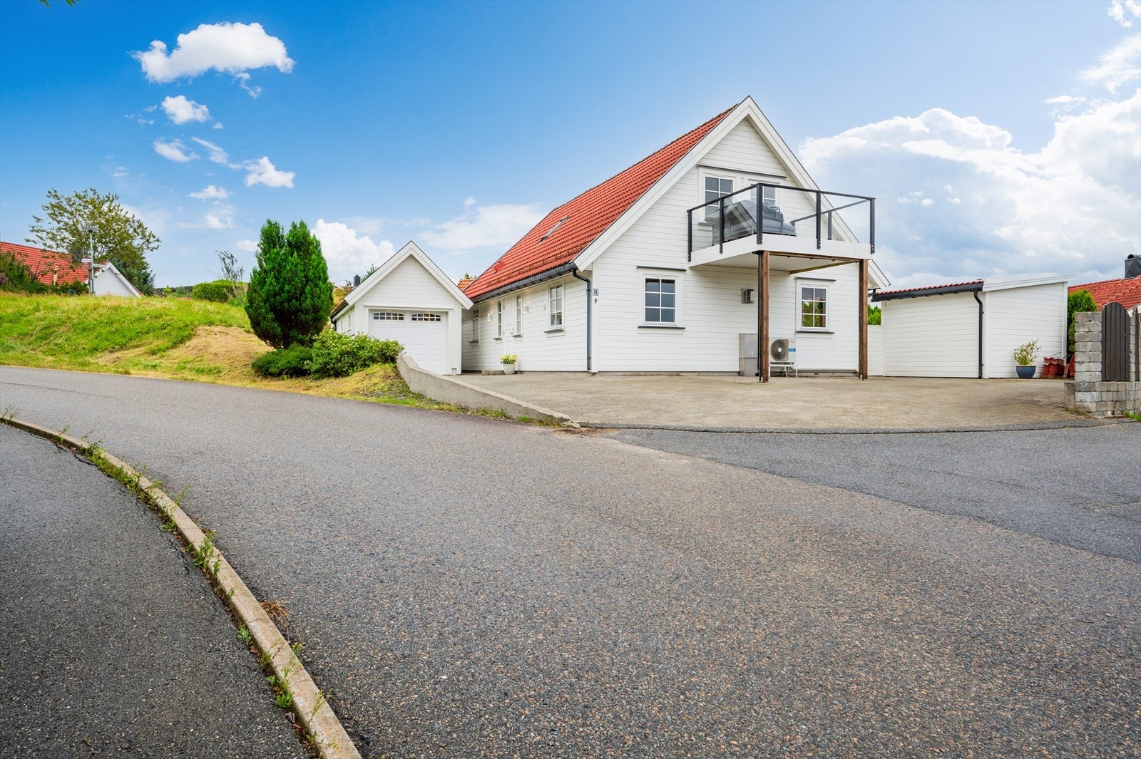 - For den turglade byr nærområde på et flott terreng med et godt utvalg av fjellturer og turløyper, som Straume Idrettspark, Lyngheien. Liatårnet og turløypene rundt Fjell festning - Galleribilde