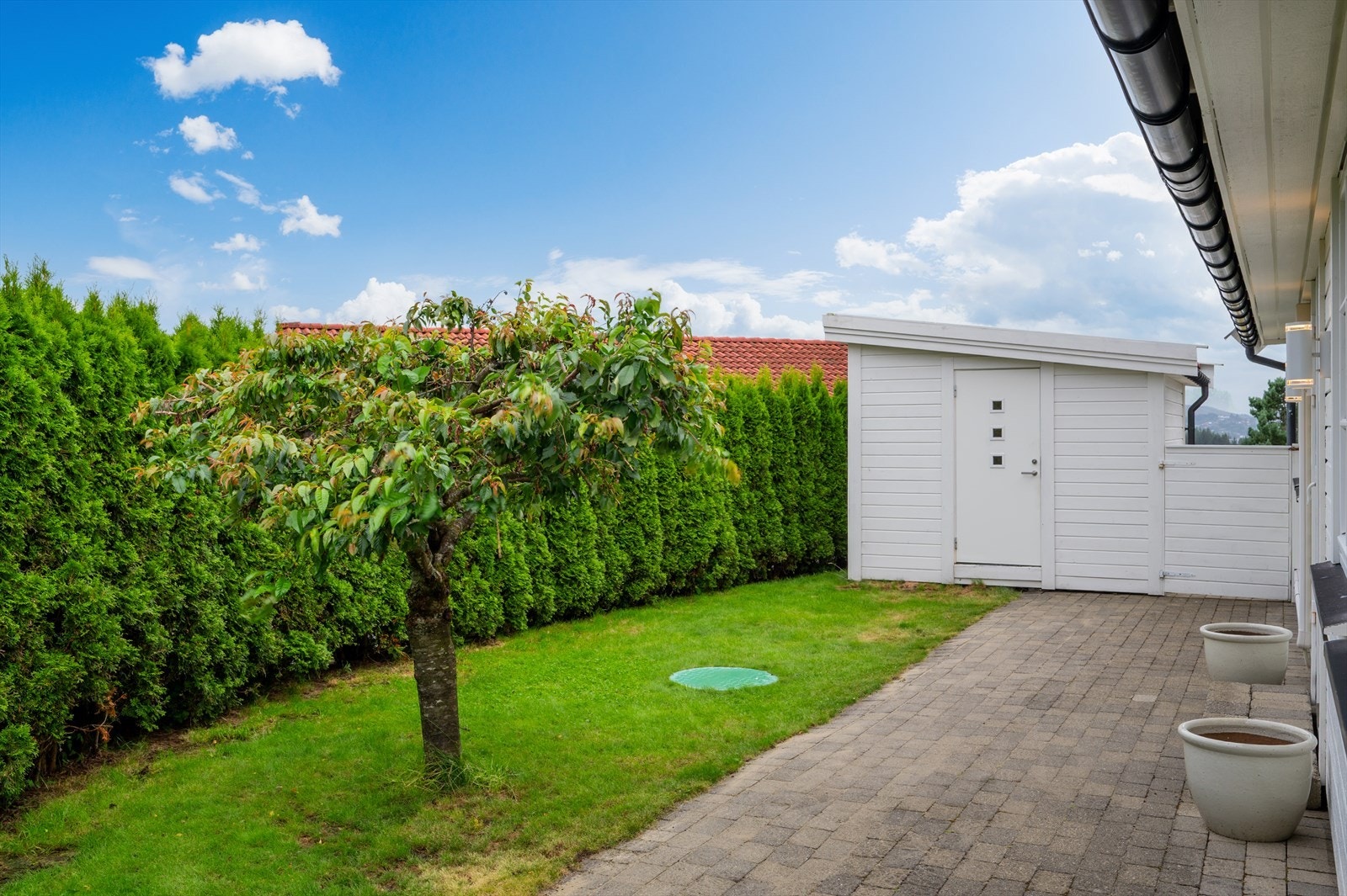 - Utvendig bod med innlagt strøm, perfekt for oppbevaring av sensongbasert utstyr - Galleribilde