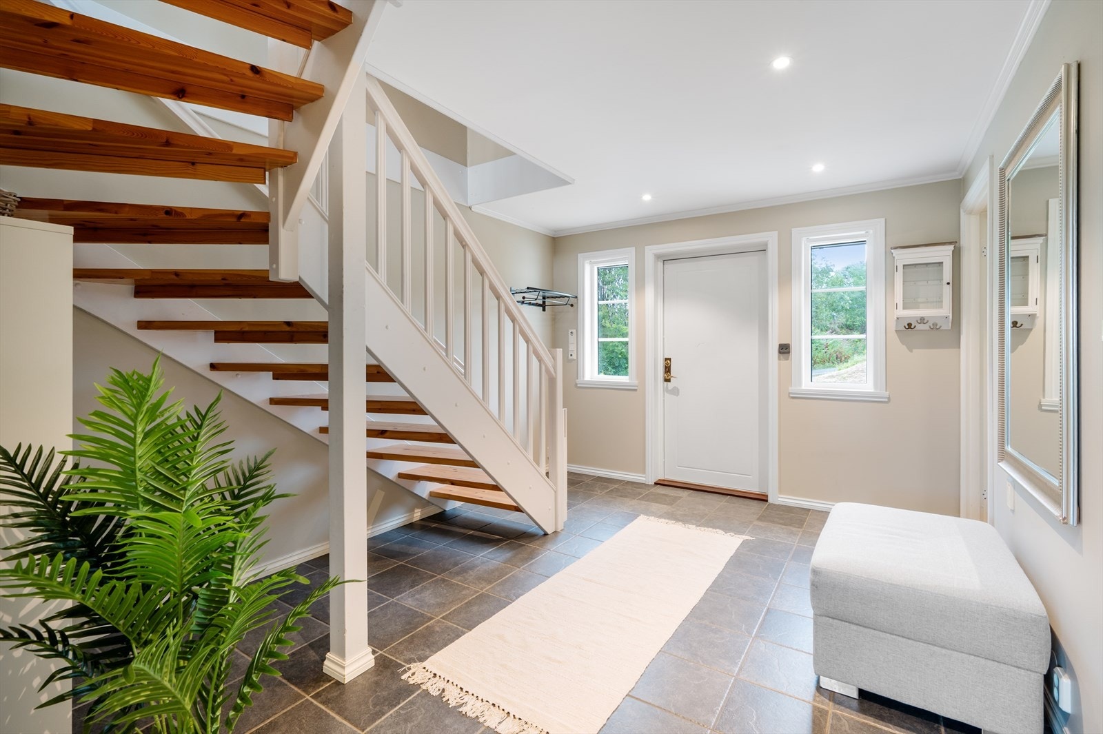 - Romslig entré på 13,5 m², med god plass til oppbevaring av yttertøy - Galleribilde