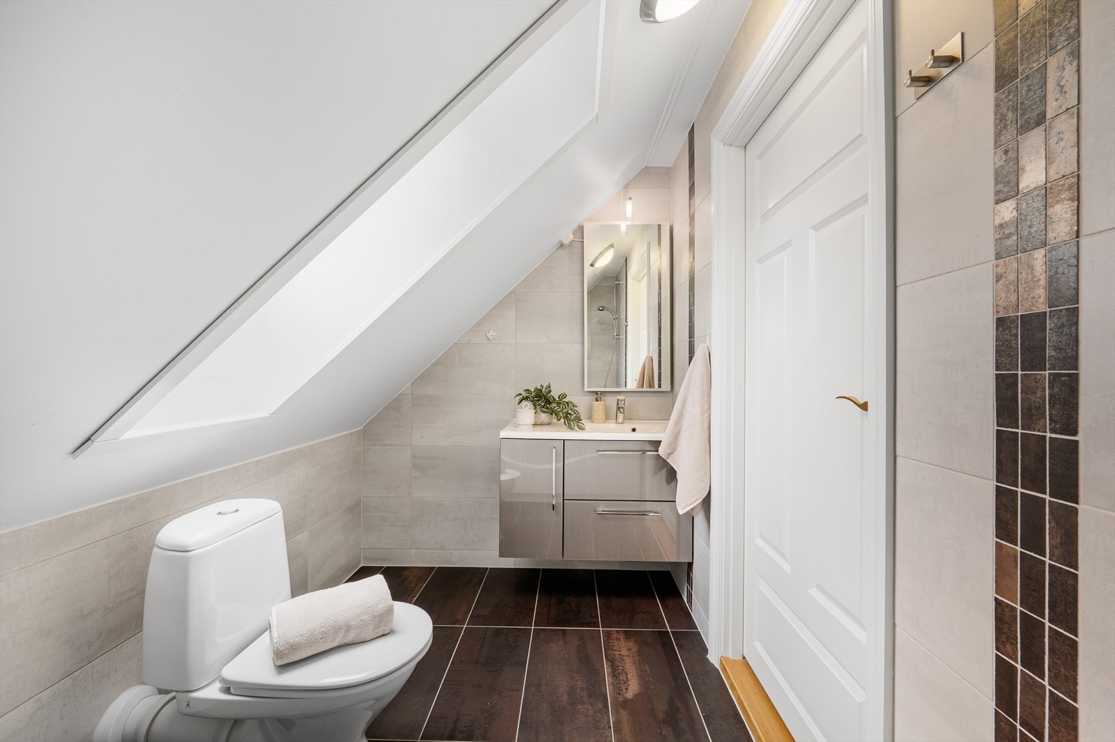 - Badet måler 3,4m² og er innredet med servant, møblement/speil og belysning, toalett, dusjgarnityr og boblebadekar - Galleribilde