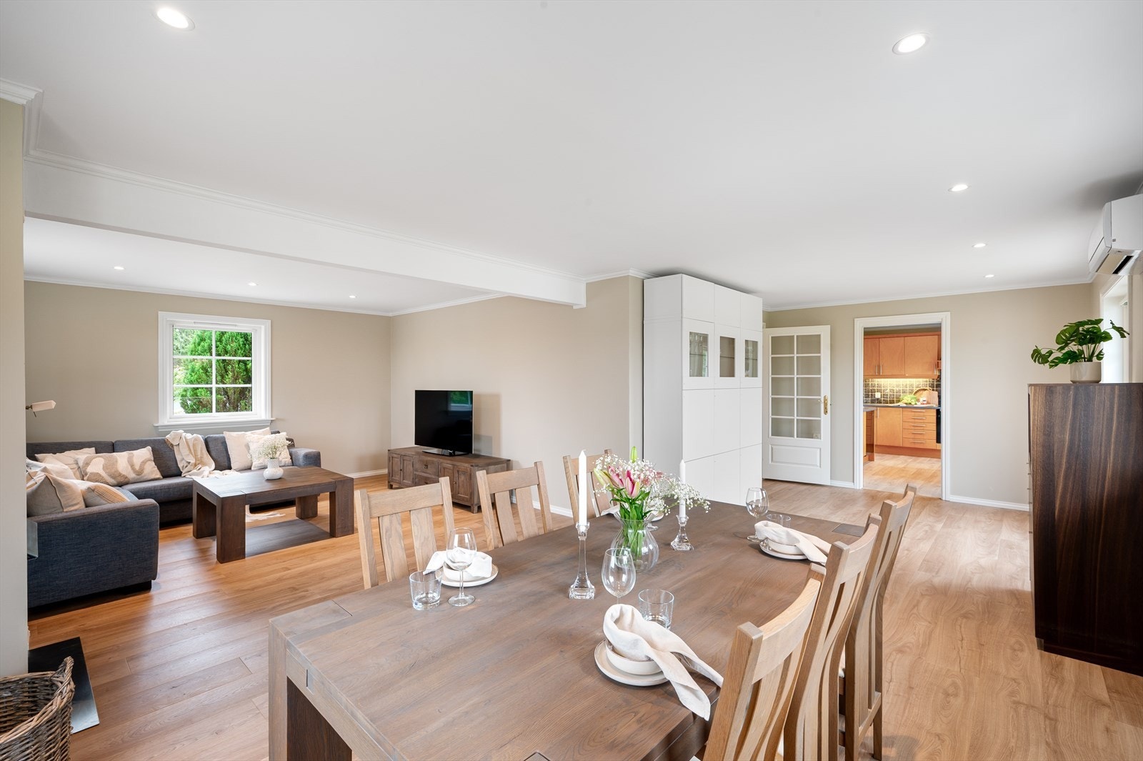 - I 2025 ble det lagt nytt gulv (laminat) på kjøkken, stue og soverom i hovedetasjen - Galleribilde