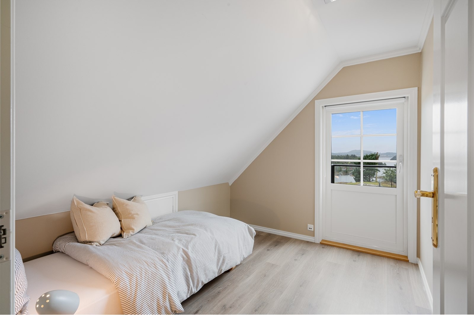 - Soverom 2 måler 5,9 m², med direkte tilgang til balkongen - Galleribilde