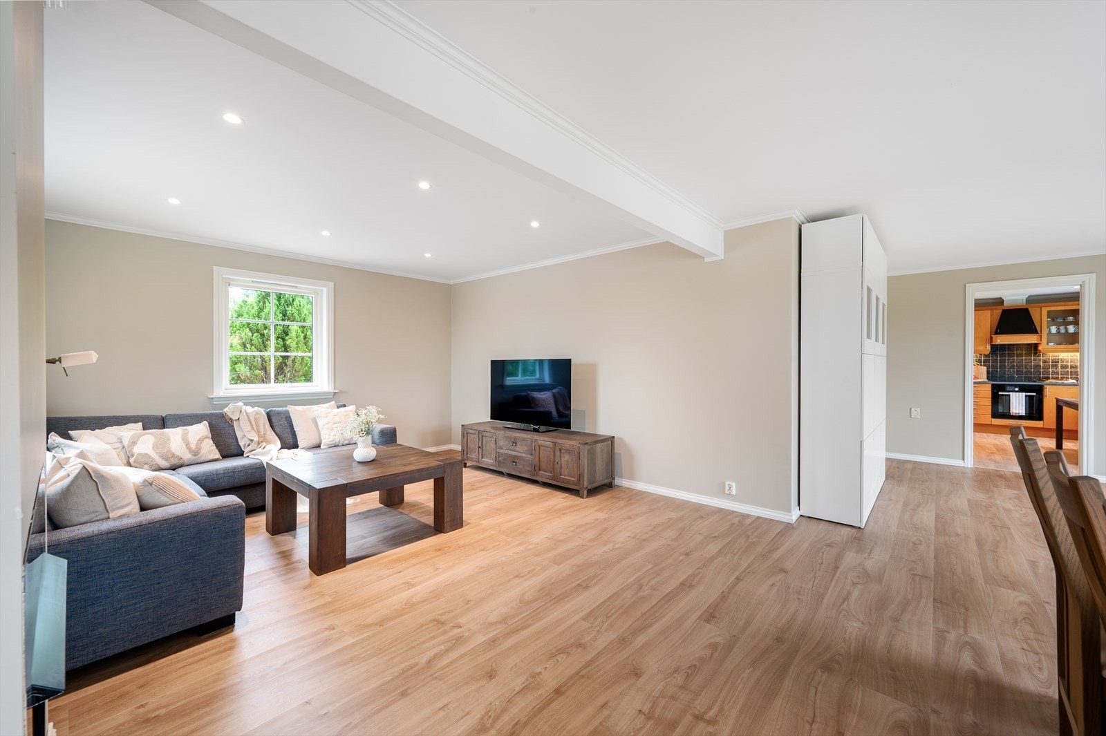 - Stuen måler 41,4 m², og kan enkelt innredes i ulike soner etter eget ønske - Galleribilde