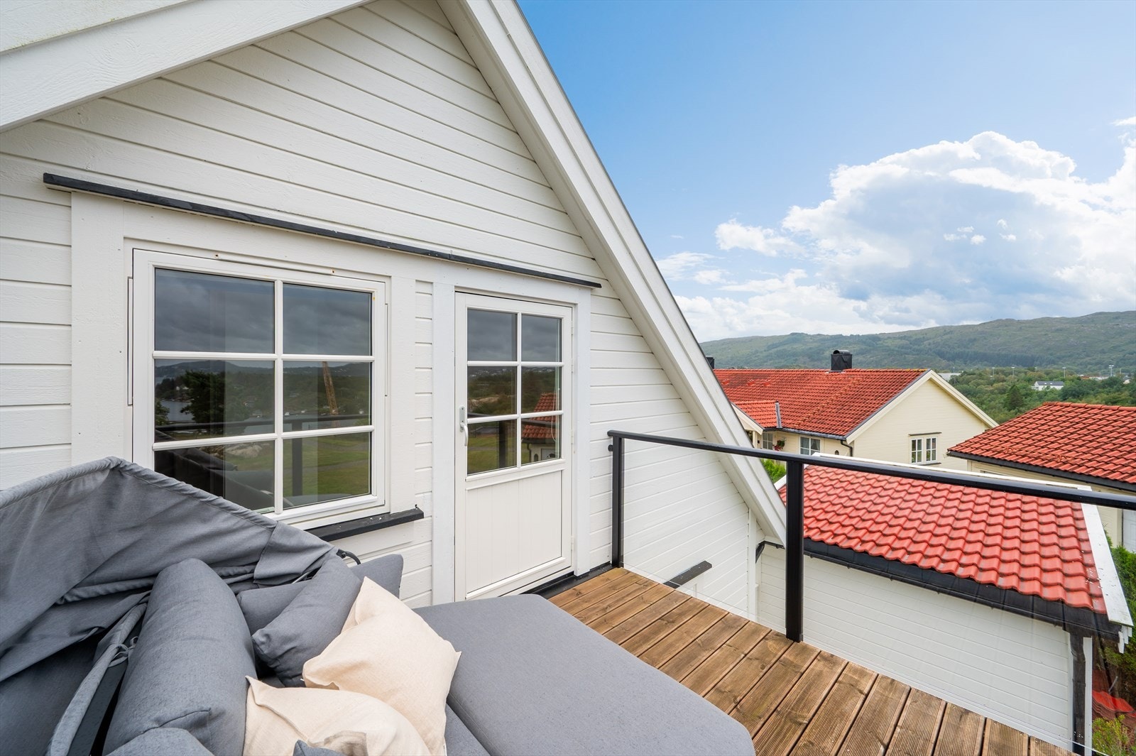 - Også her har man plass til en sittegruppe - Galleribilde