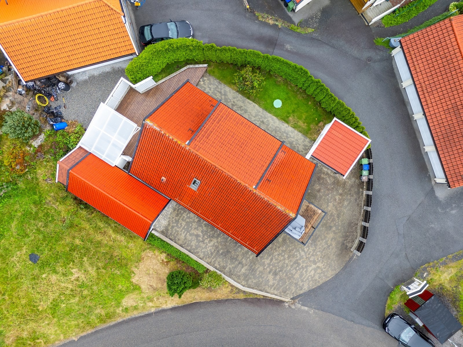 - Med et samlet terrasse- og balkong areal på 75 m², kan man enkelt forflytte seg rundt på tomten og nyte gode solforhold - Galleribilde