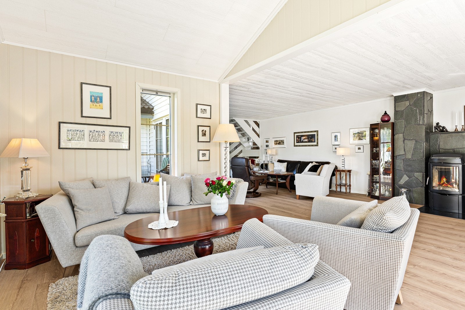 Flott stue med god takhøyde. Galleribilde