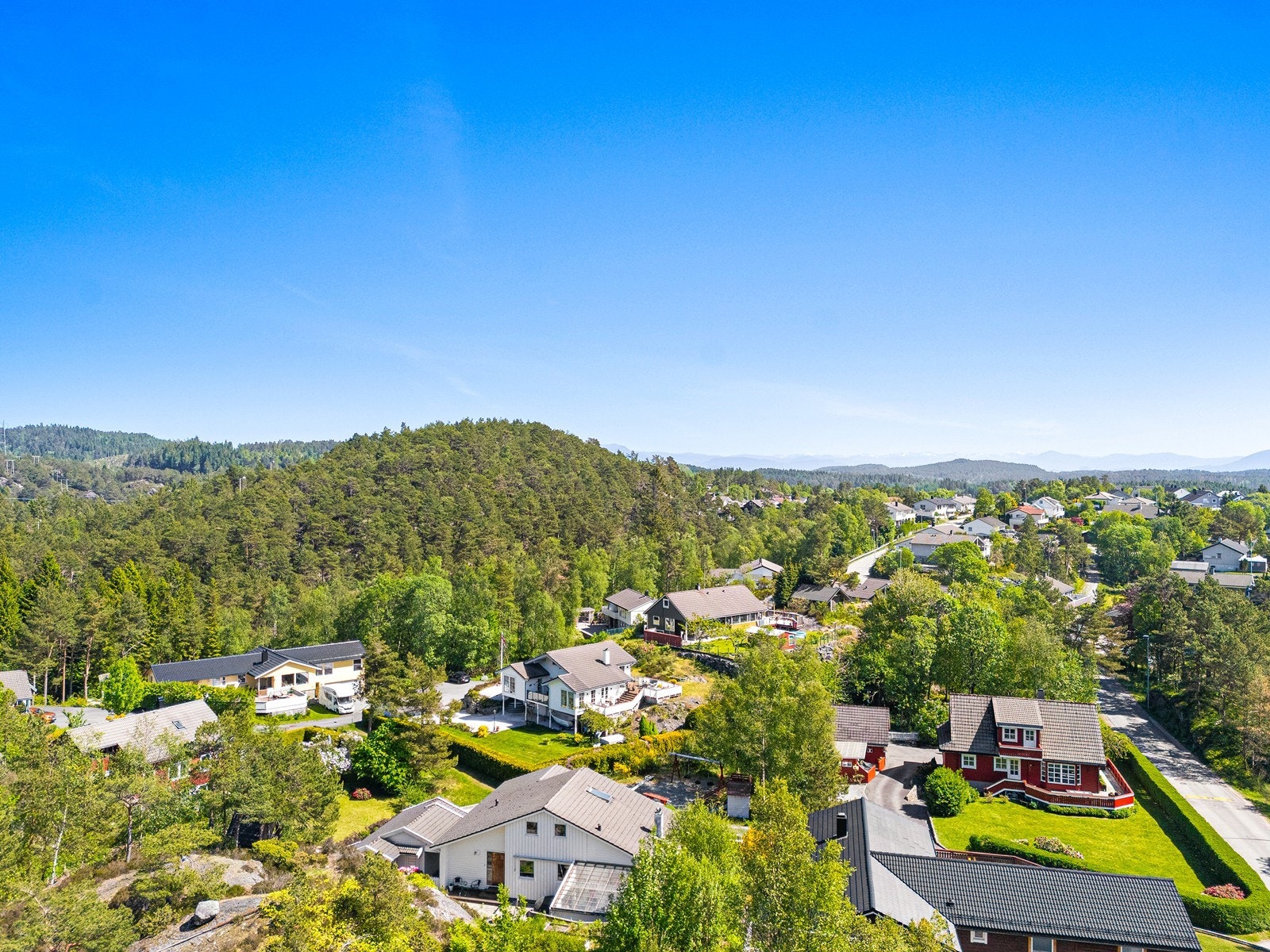 Få minutters kjøring til Sagvåg sentrum med de servicetilbud som finnes der. Galleribilde