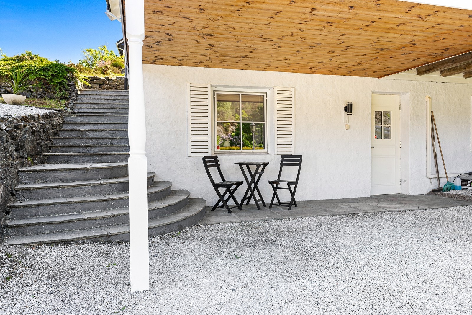 Tomten er ellers opparbeidet med frodige grøntarealer, garasje, vakker beplantning, velstelt plen, naturstein, steintrapp og blomsterbed. Galleribilde