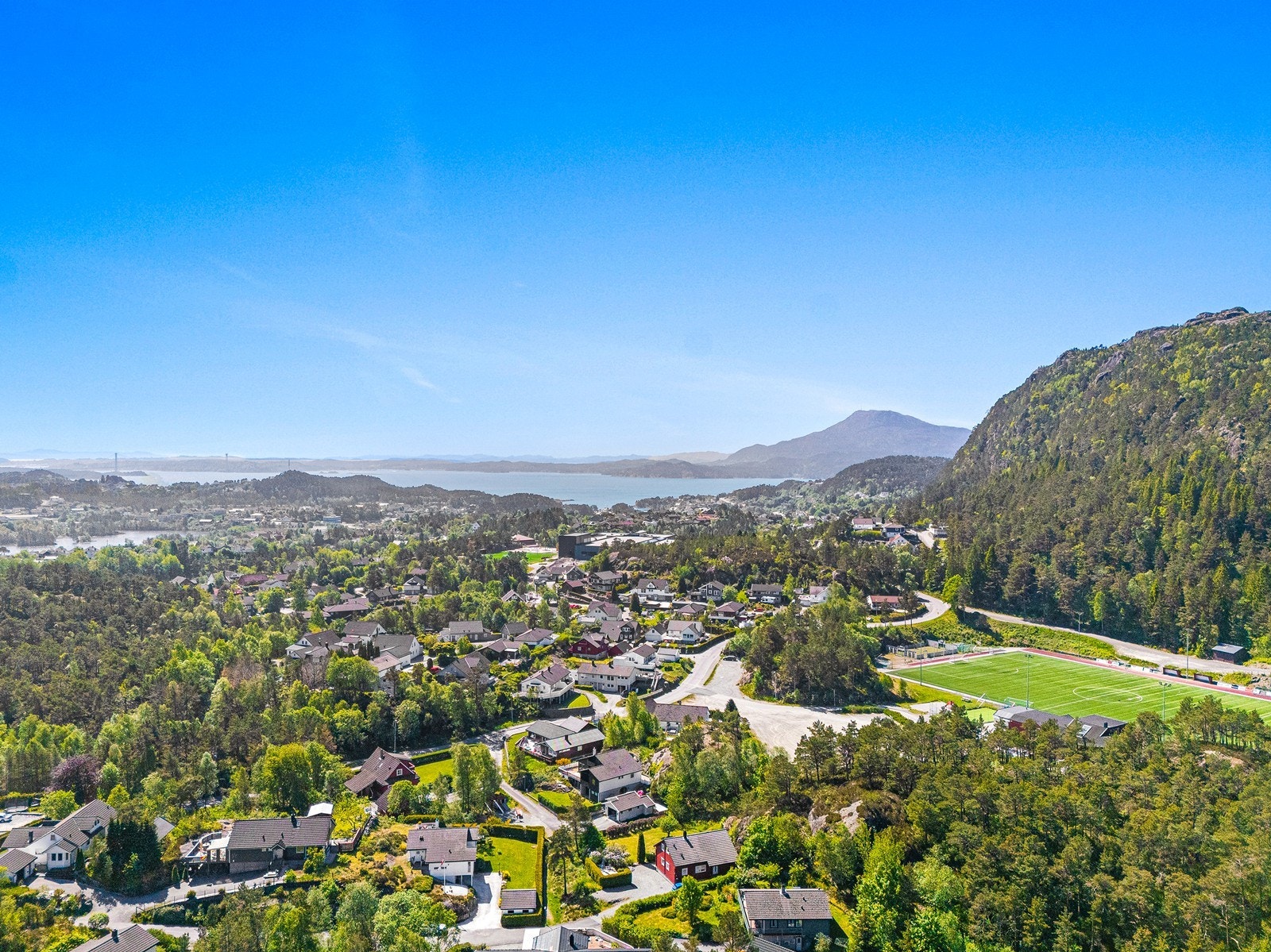 Kollektivtilbud i form av buss i Åsamyrvegen. Galleribilde