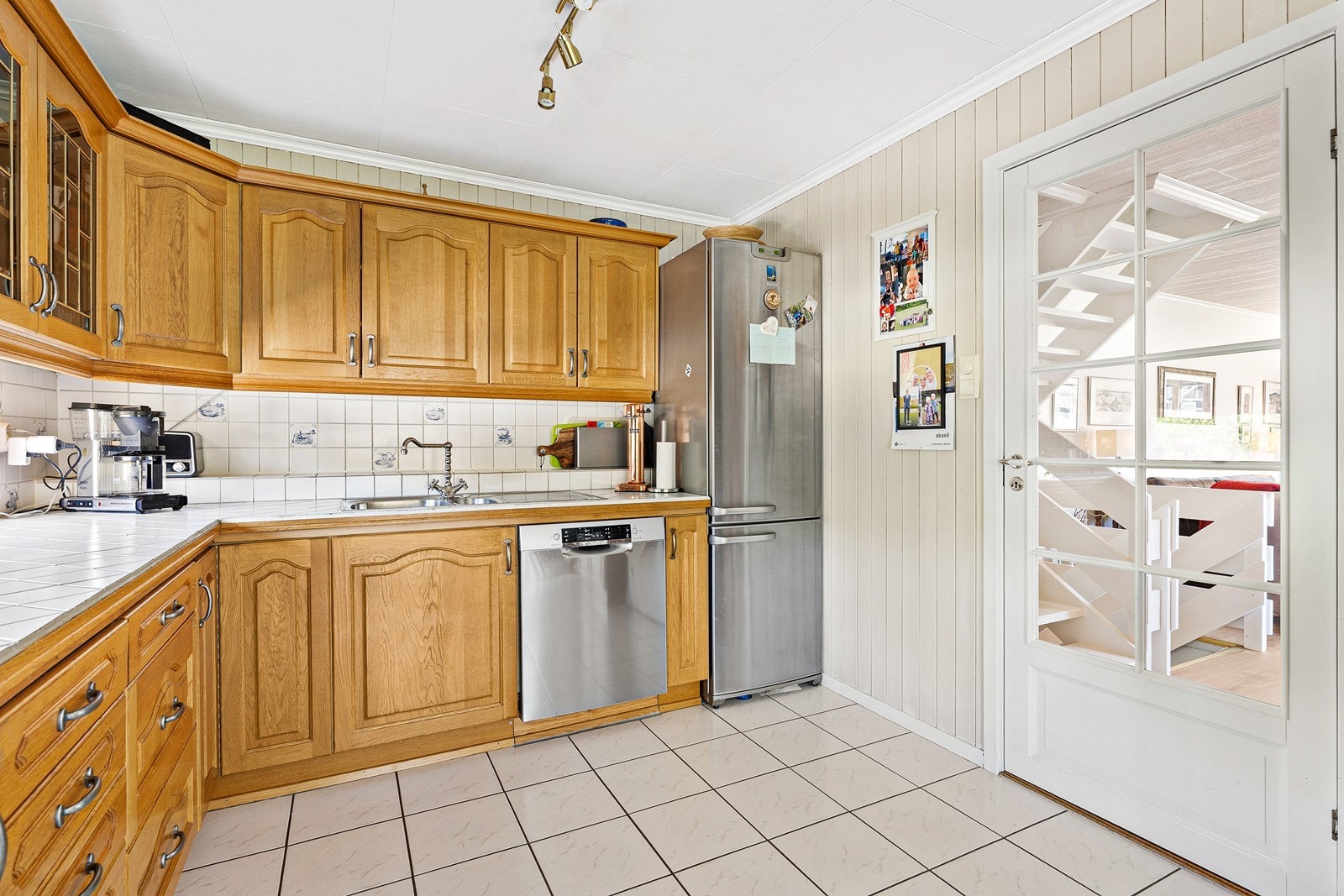 Det er kjøkkenventilator med avtrekk ut. Galleribilde