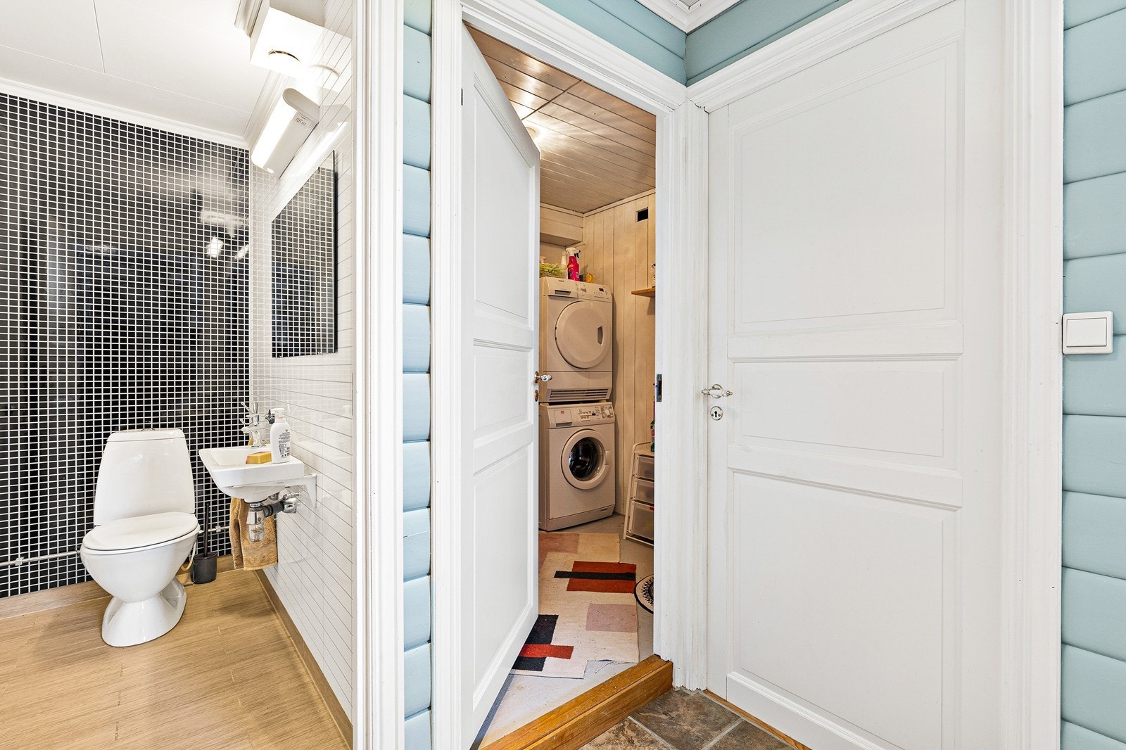 Etasjen inneholder et praktisk toalettrom og et vaskerom. Galleribilde