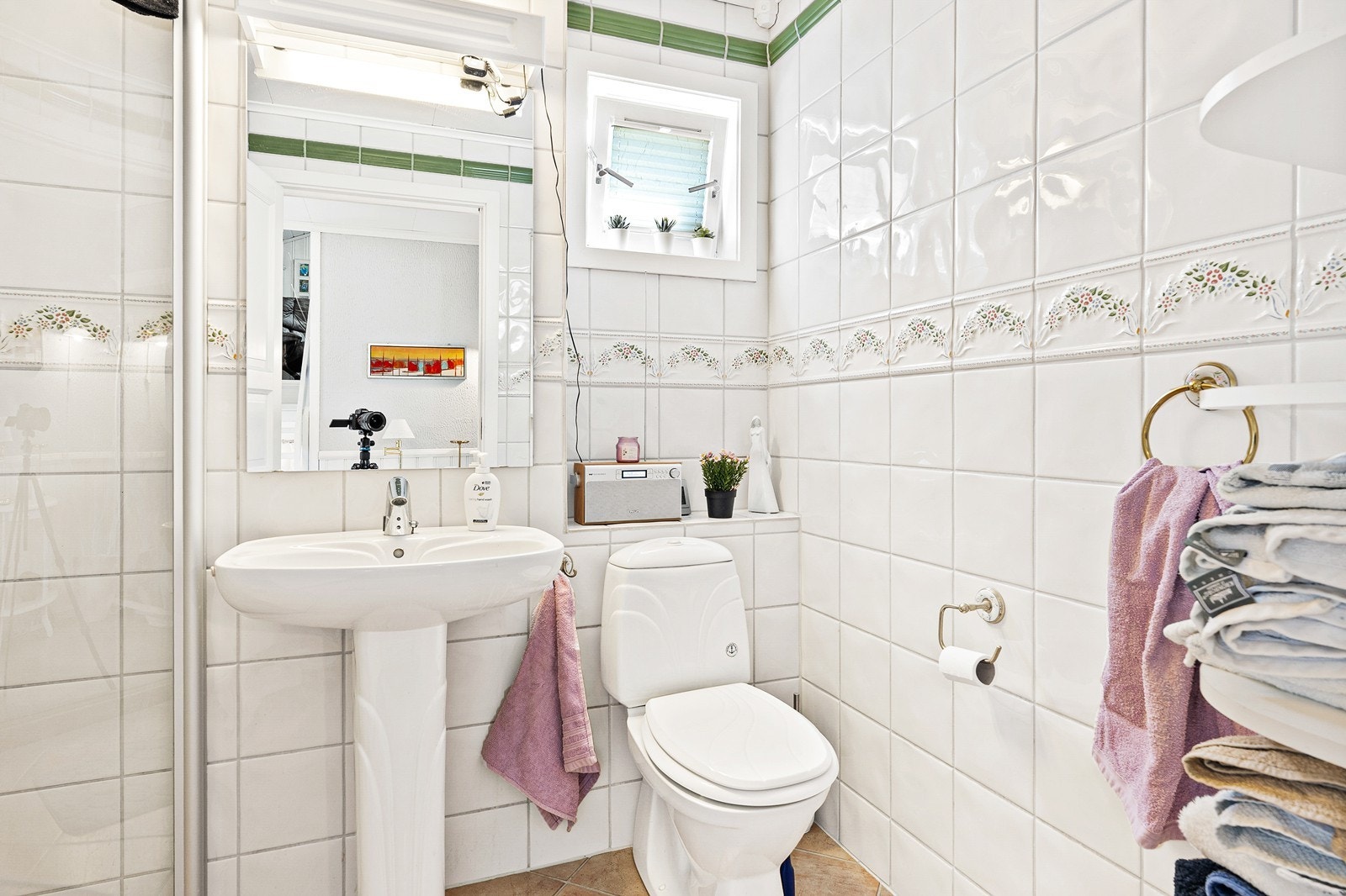 Bad med gulvfliser og varmekabler, veggfliser og himlingsplater i tak. Galleribilde