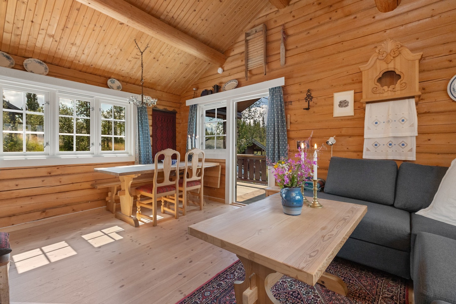 Fra vinduene flommer dagslyset inn, adkomst fra stuen til terrasse Galleribilde