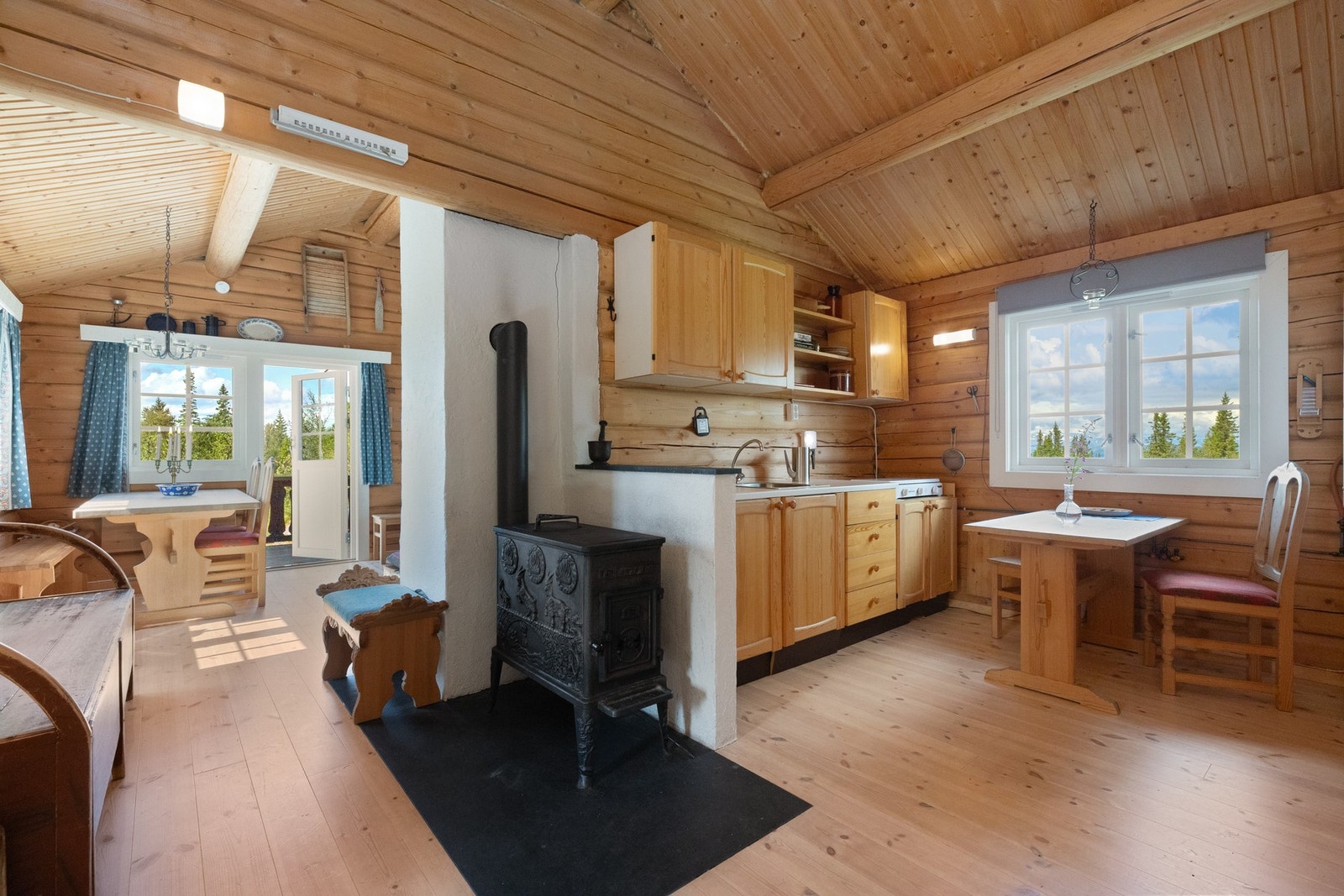 Det er plass til et mindre kjøkkenbord her Galleribilde