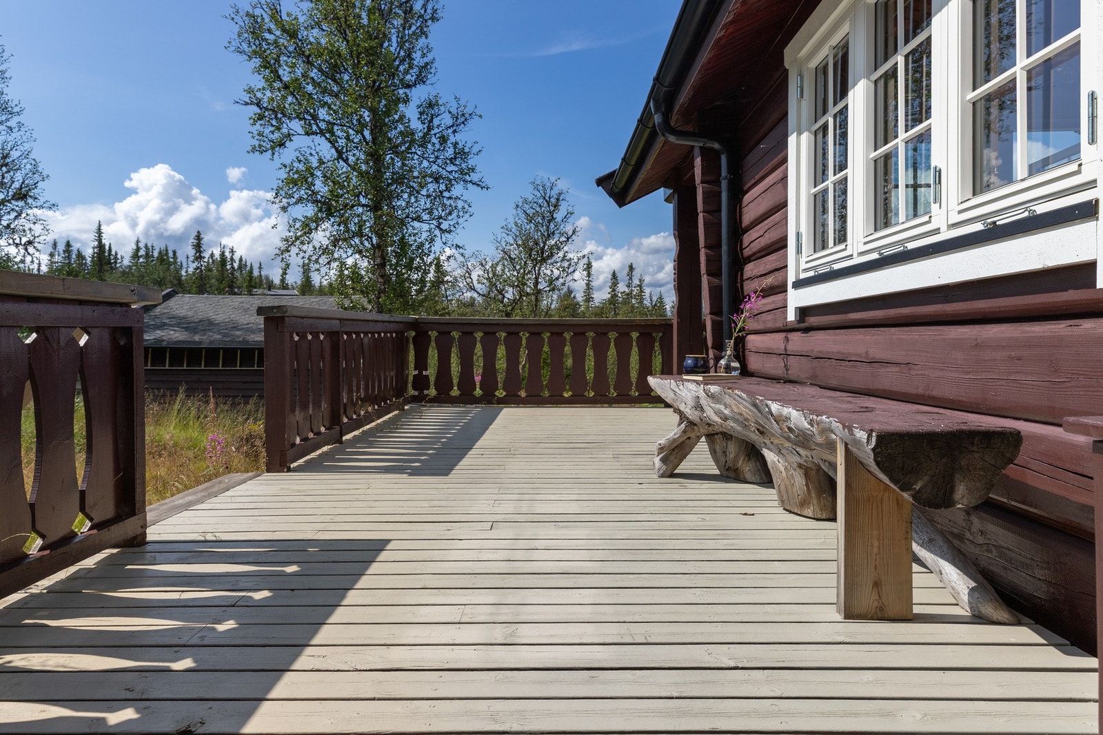 Terrassen går på tre sider av hytta Galleribilde
