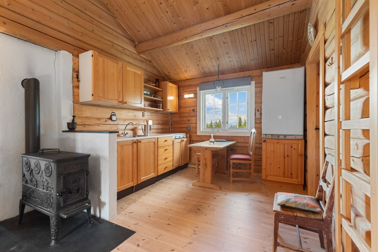 Vedovnen gir en lun og god varme til hytta Galleribilde