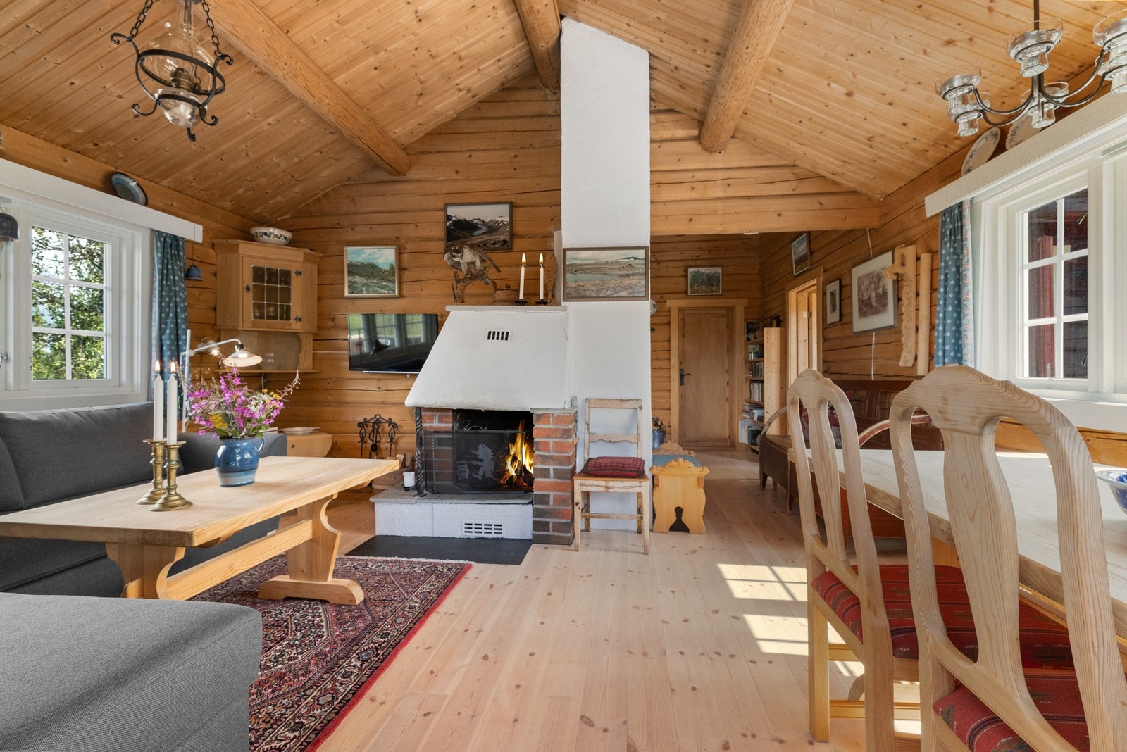 Stuen har god takhøyde som bidrar til en åpen og god romfølelse Galleribilde