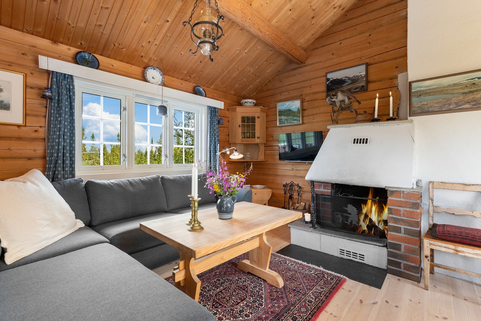 Hytta er koselig med sjarm fra tømmerveggene Galleribilde