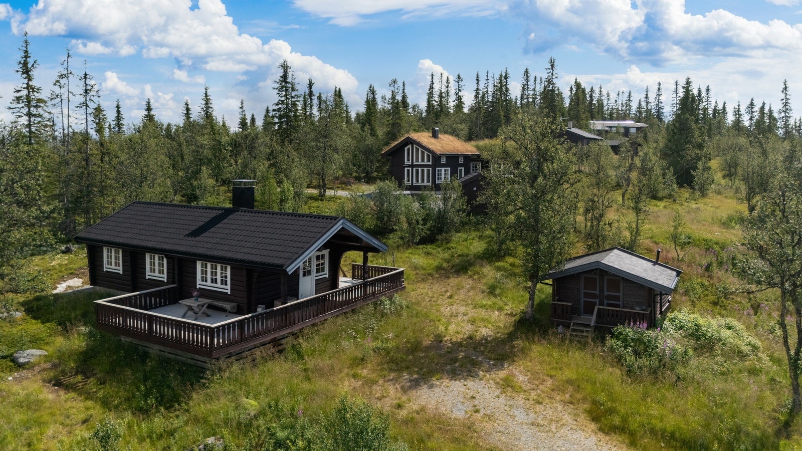 Praktisk uthus med eget rom for utedo samt bodrom med god plass til ved, gassdunker, redskap og utstyr Galleribilde